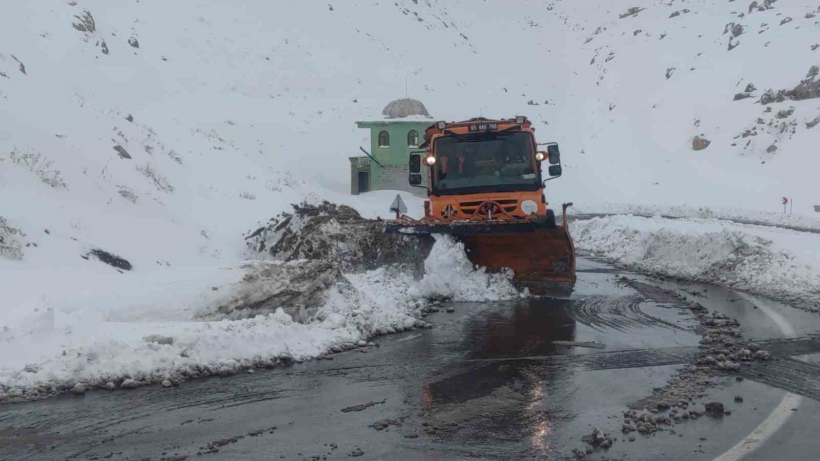 Karabet Geçidi’nde kar kalınlığı 2 metreyi geçti
