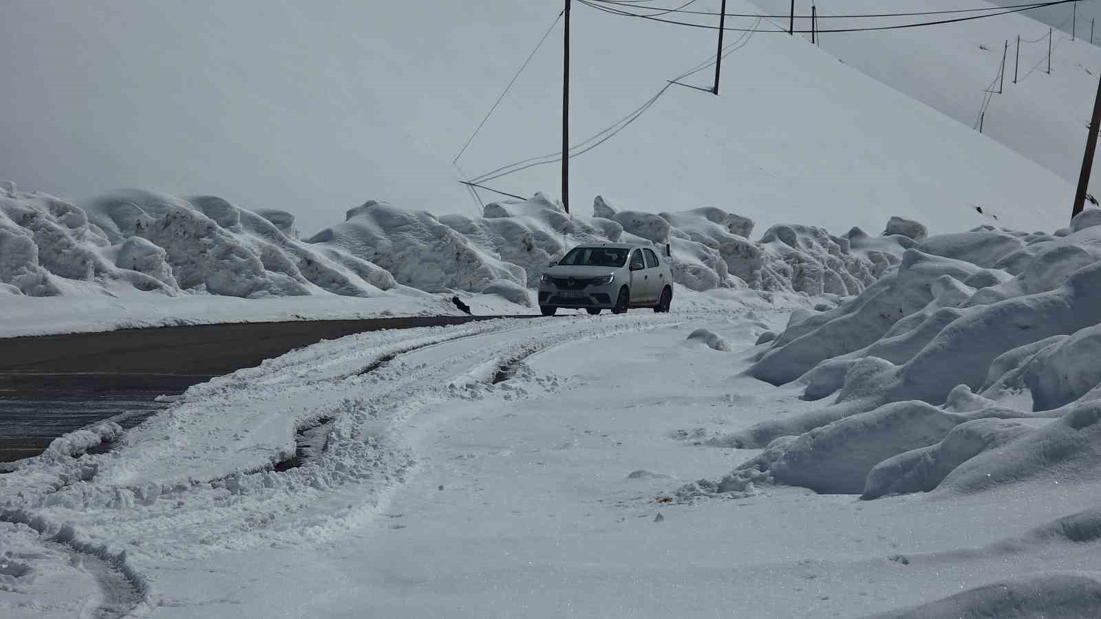 Karabet Geçidi’nde kar kalınlığı 3 metre 52 santim oldu
