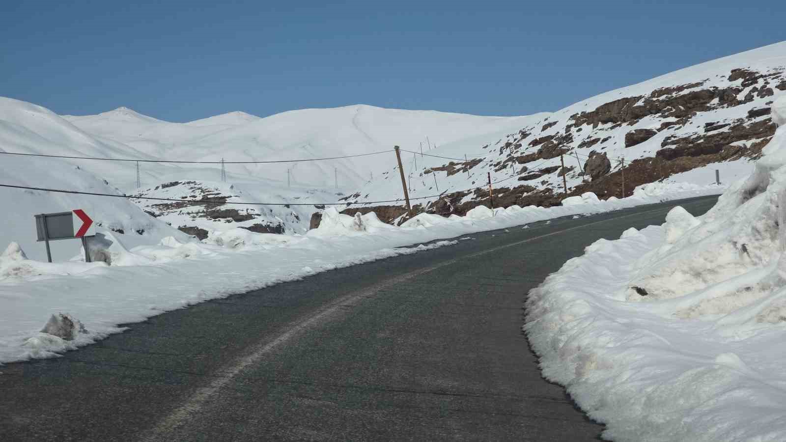 Karabet Geçidi’nde kar kalınlığı 3 metre 52 santim oldu

