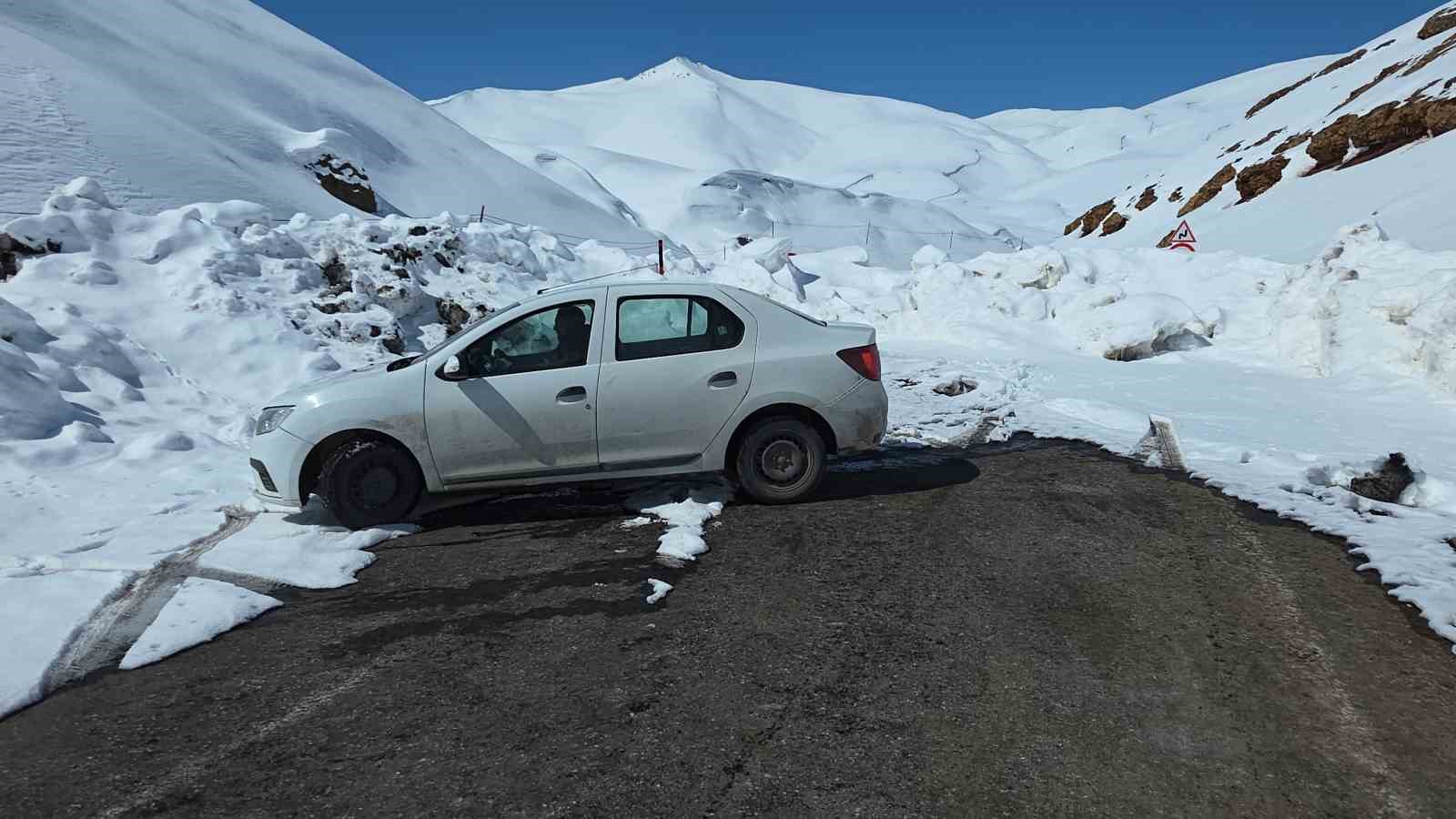 Karabet Geçidi’nde kar kalınlığı 3 metre 52 santim oldu
