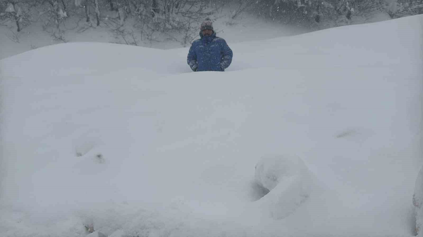 Karabük-Bartın yolunda kar kalınlığı 1,5 metreyi aştı
