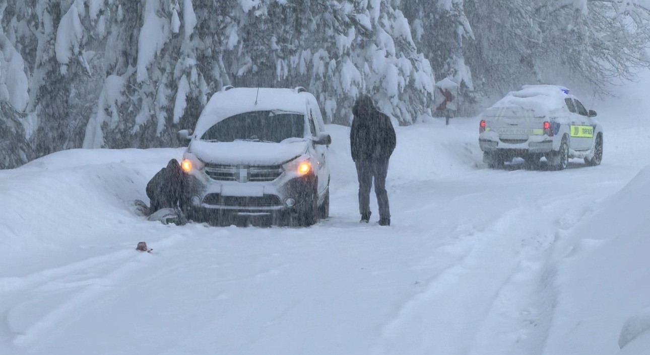 Karabük-Bartın yolunda kar kalınlığı 1,5 metreyi aştı
