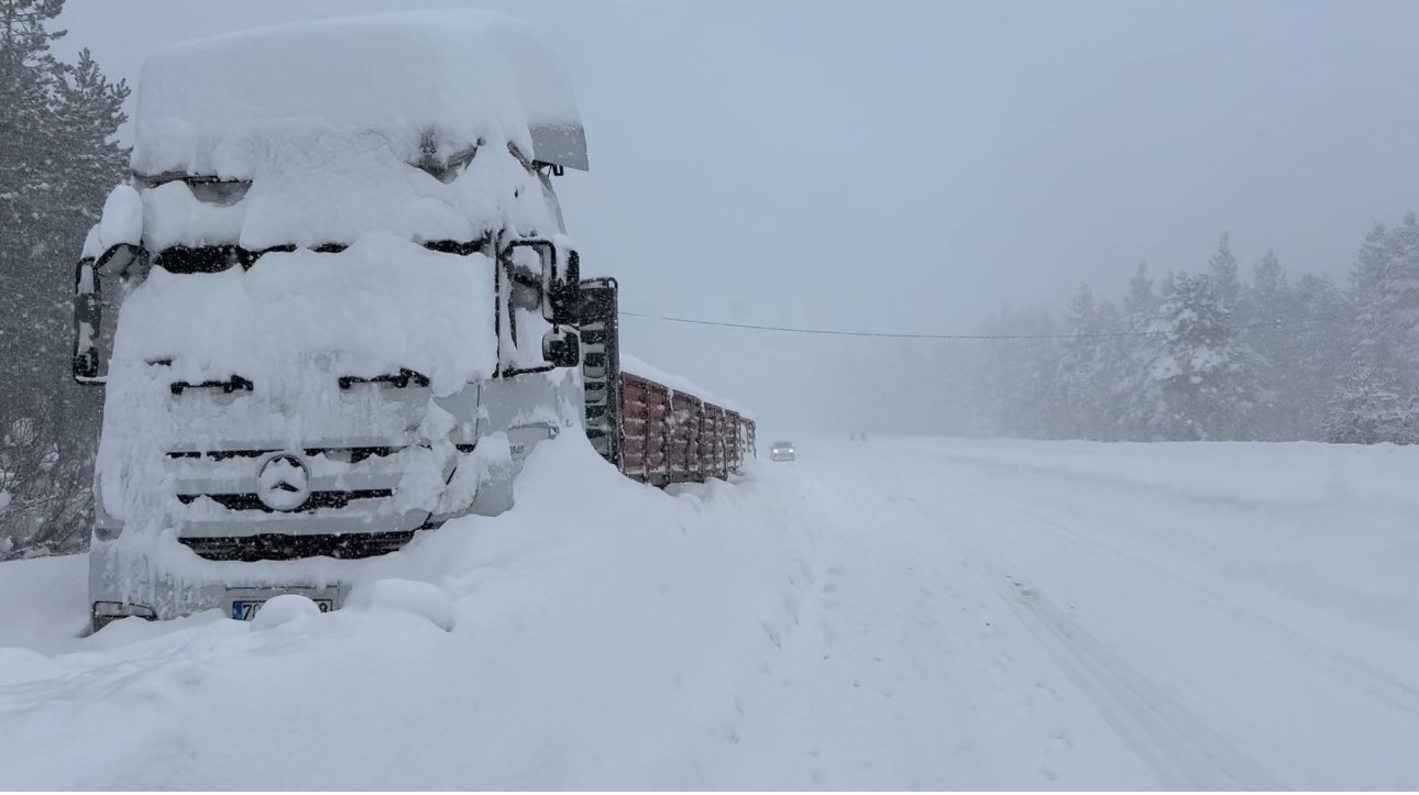 Karabük-Bartın yolunda kar kalınlığı 1,5 metreyi aştı
