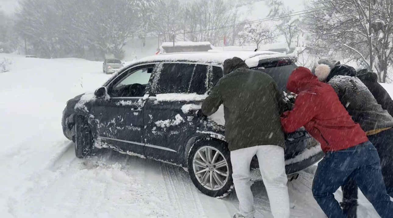 Karabük-Bartın yolunda kar kalınlığı 1,5 metreyi aştı
