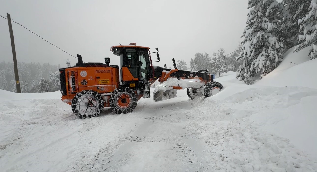 Karabük-Bartın yolunda kar kalınlığı 1,5 metreyi aştı
