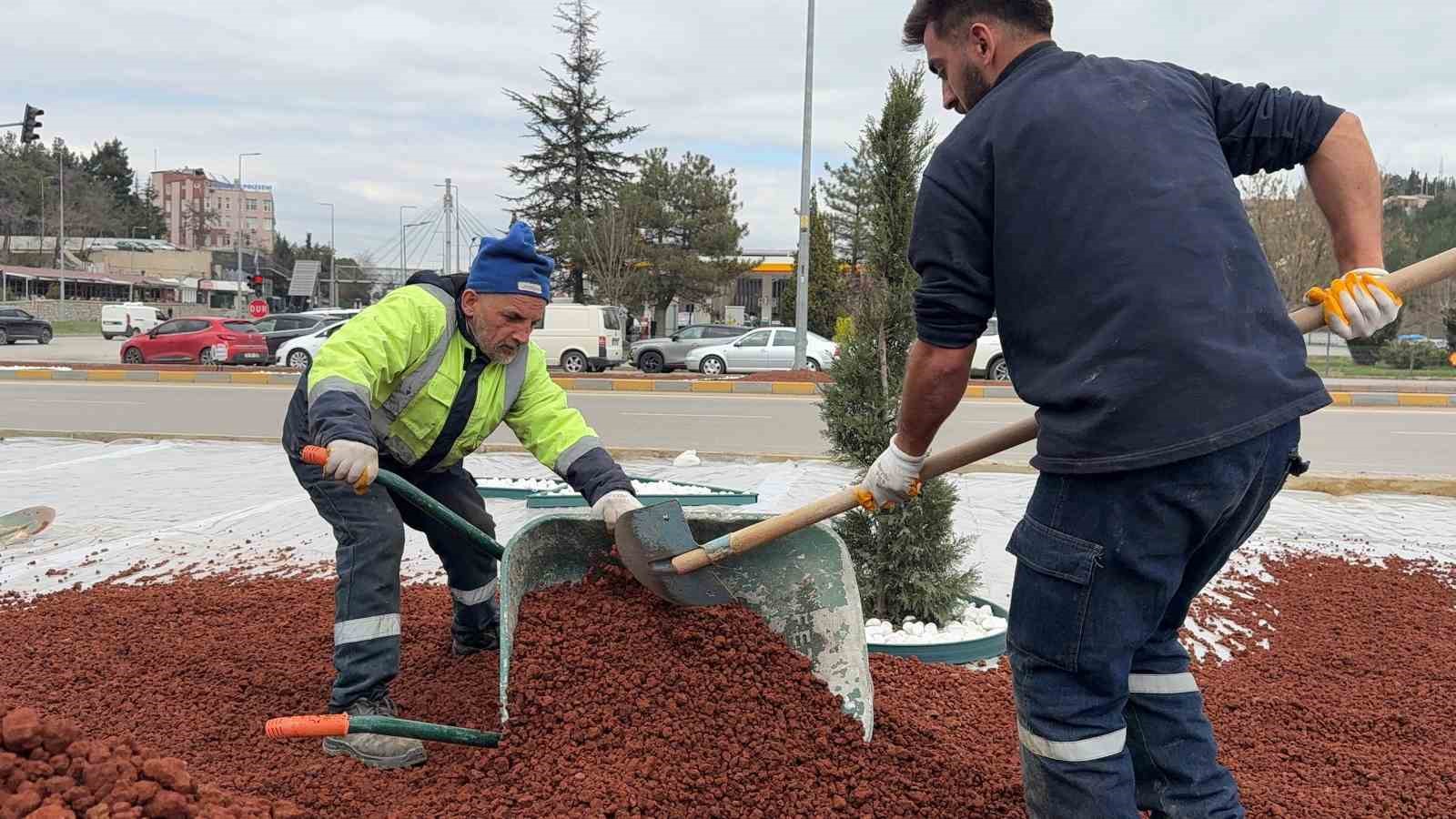 Karabük Belediyesi kavşaklara estetik kazandırmaya devam ediyor
