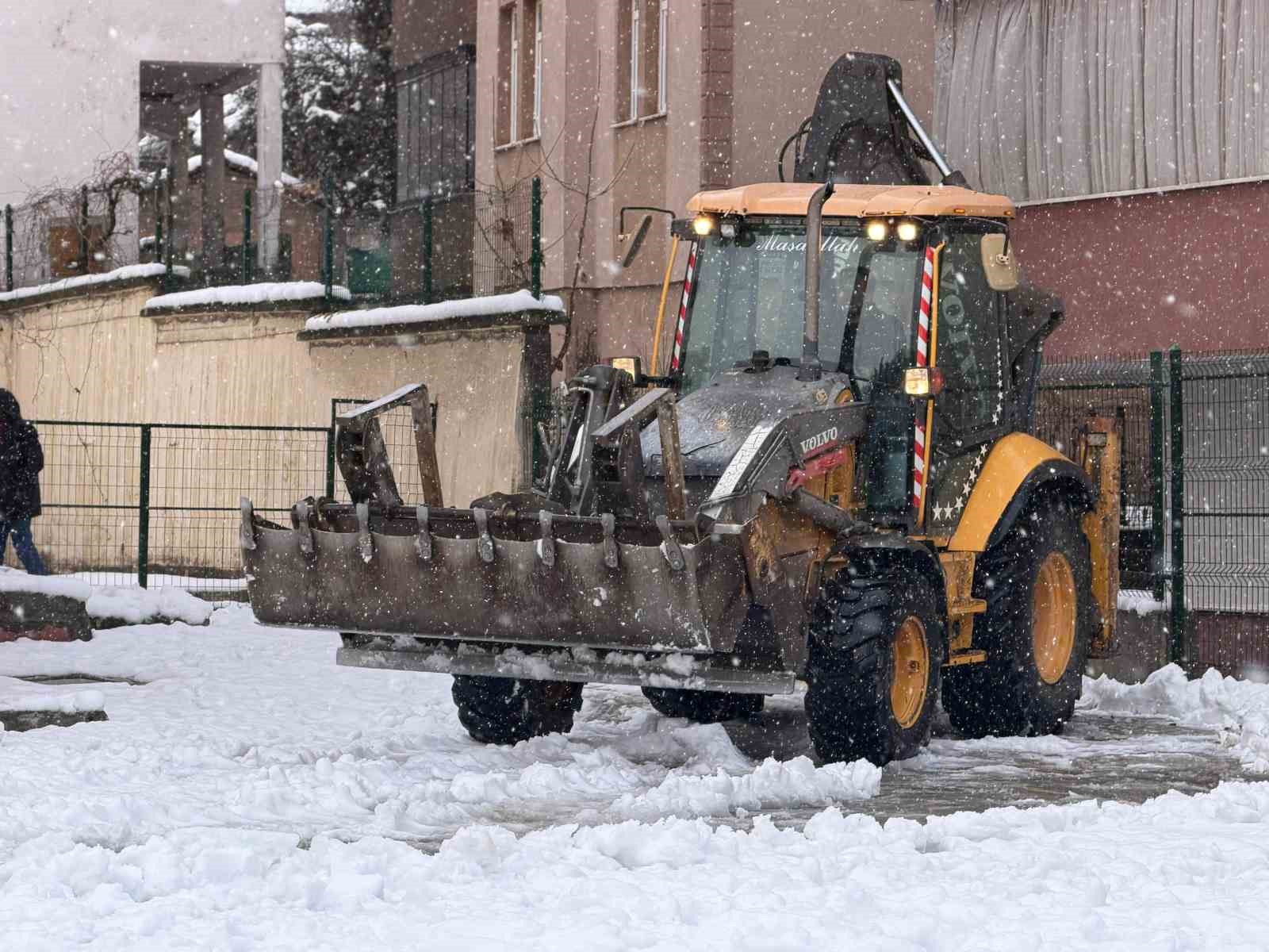 Karabük Belediyesi kış şartlarında hizmetlerini sürdürüyor
