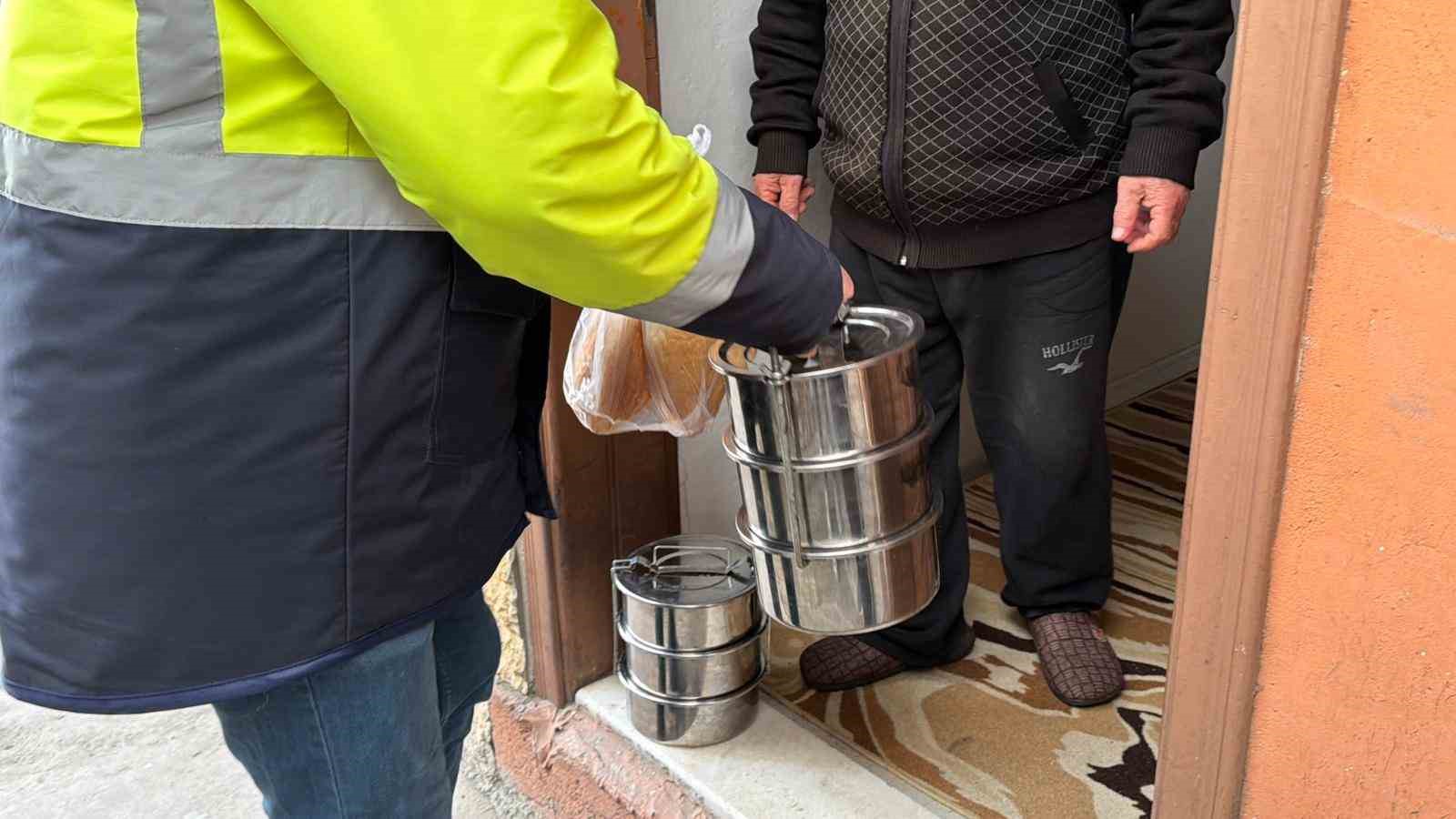 Karabük Belediyesinden Ramazan’da 450 kişiye sıcak yemek desteği
