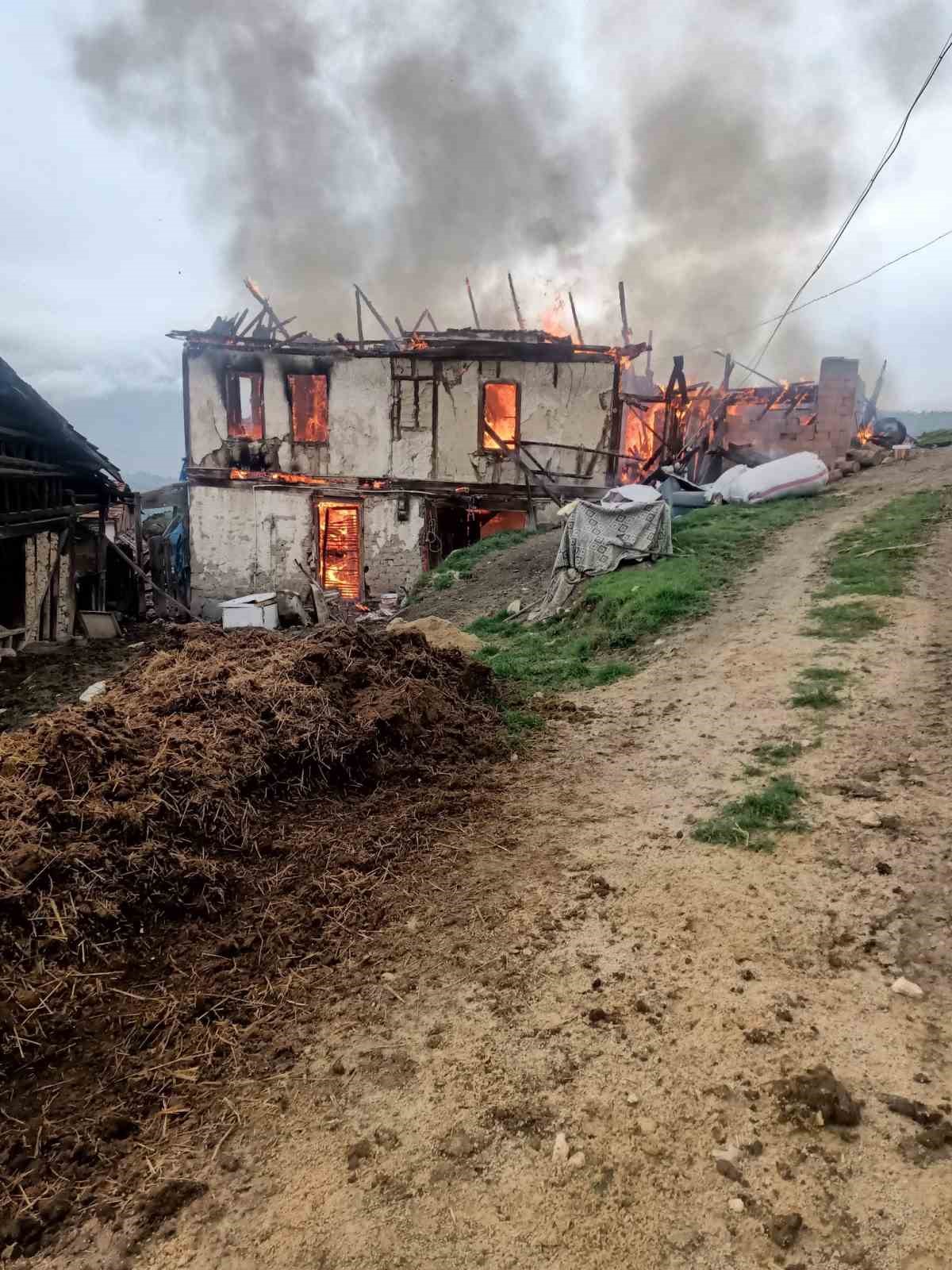 Karabük’te 2 katlı ahşap ev alevlere teslim oldu
