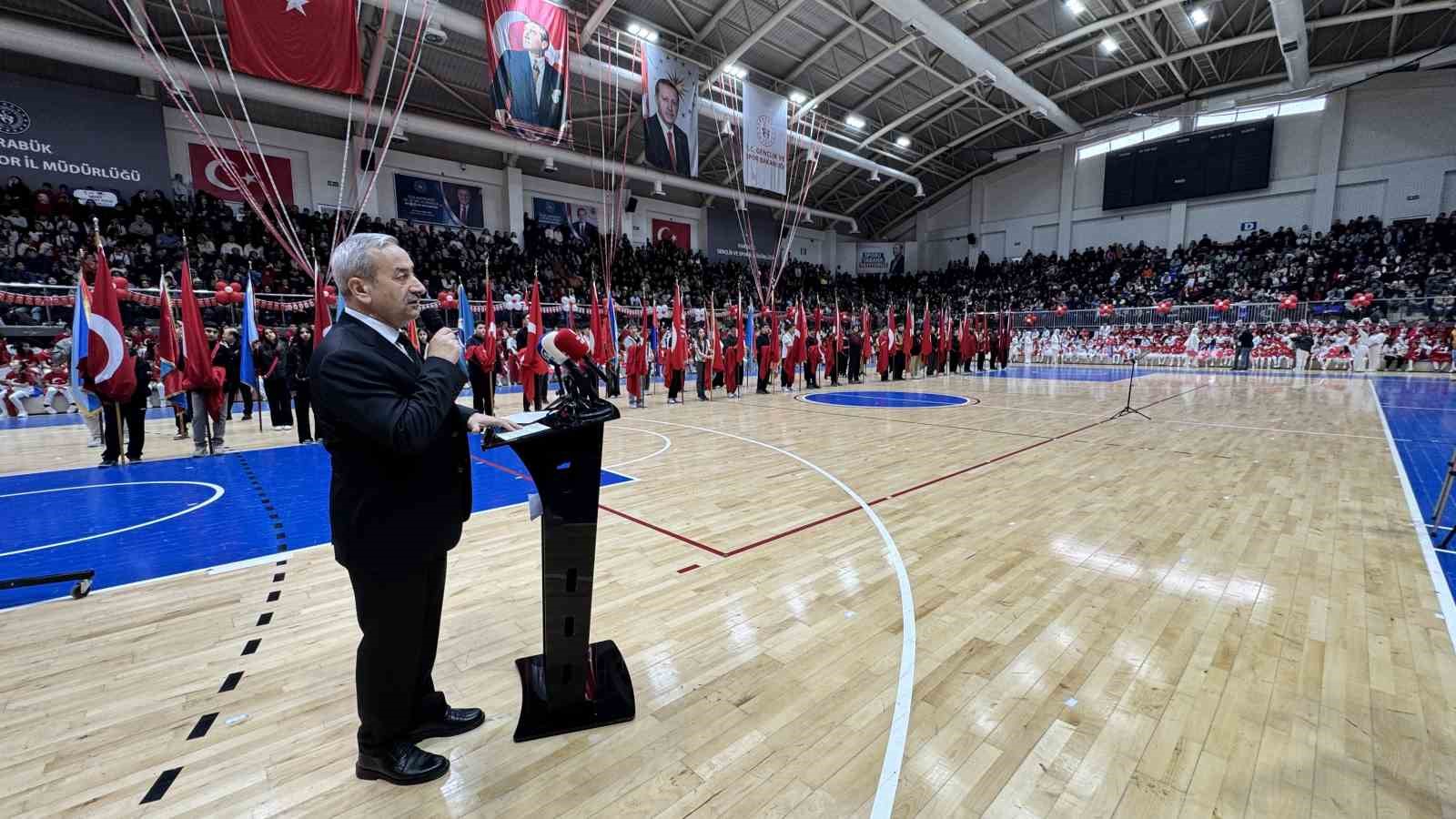 Karabük’te 23 Nisan coşkusu spor salonuna sığmadı

