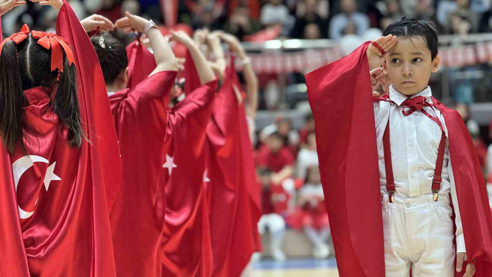 Karabük’te 23 Nisan coşkusu spor salonuna sığmadı
