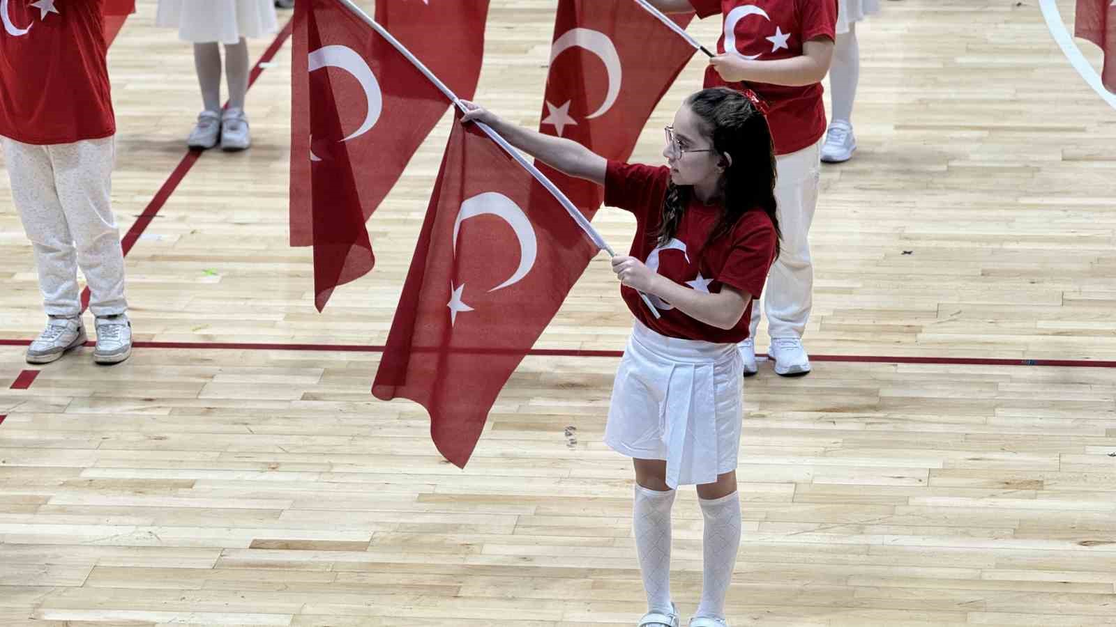 Karabük’te 23 Nisan coşkusu spor salonuna sığmadı
