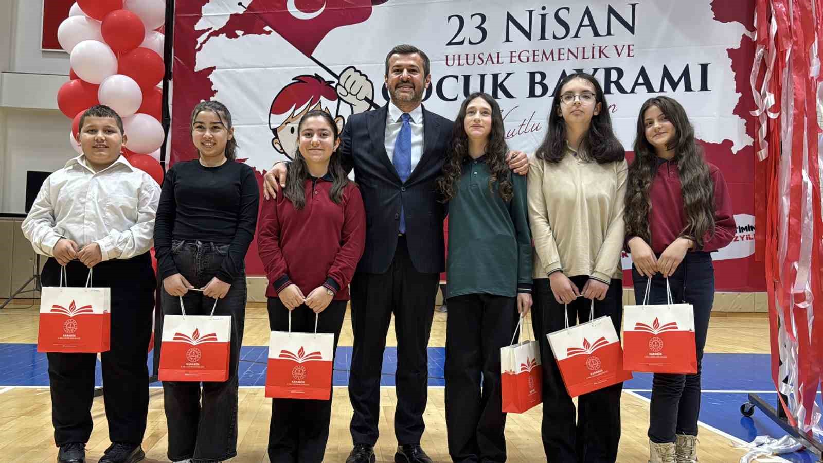 Karabük’te 23 Nisan coşkusu spor salonuna sığmadı
