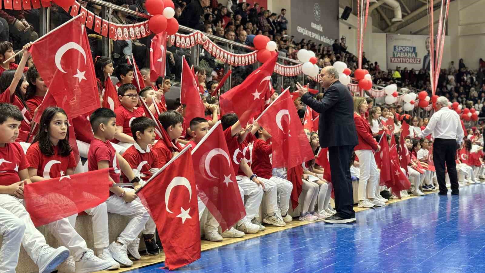 Karabük’te 23 Nisan coşkusu spor salonuna sığmadı
