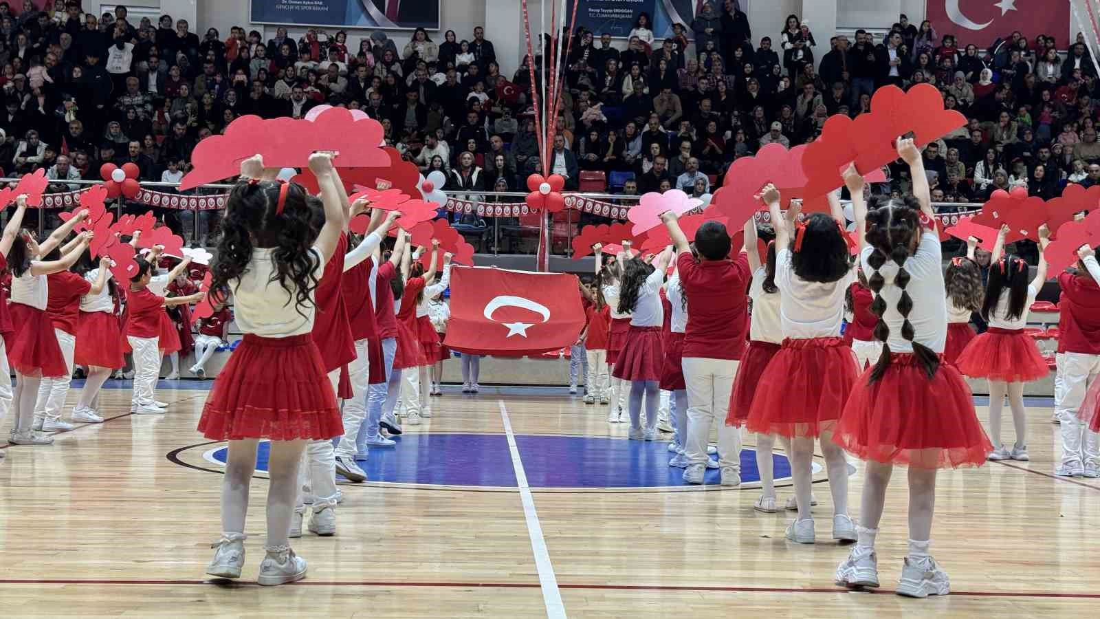 Karabük’te 23 Nisan coşkusu spor salonuna sığmadı
