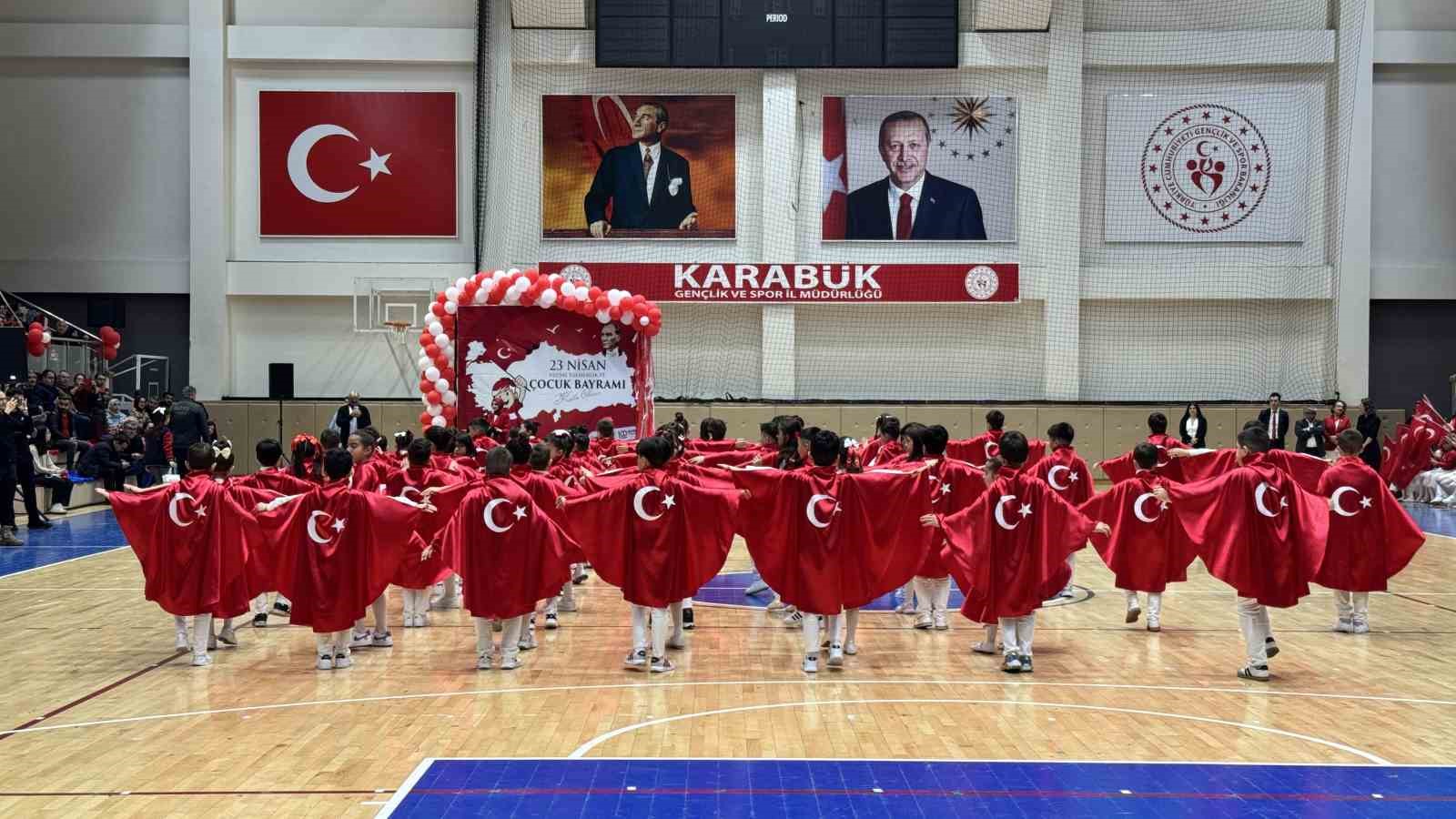 Karabük’te 23 Nisan coşkusu spor salonuna sığmadı
