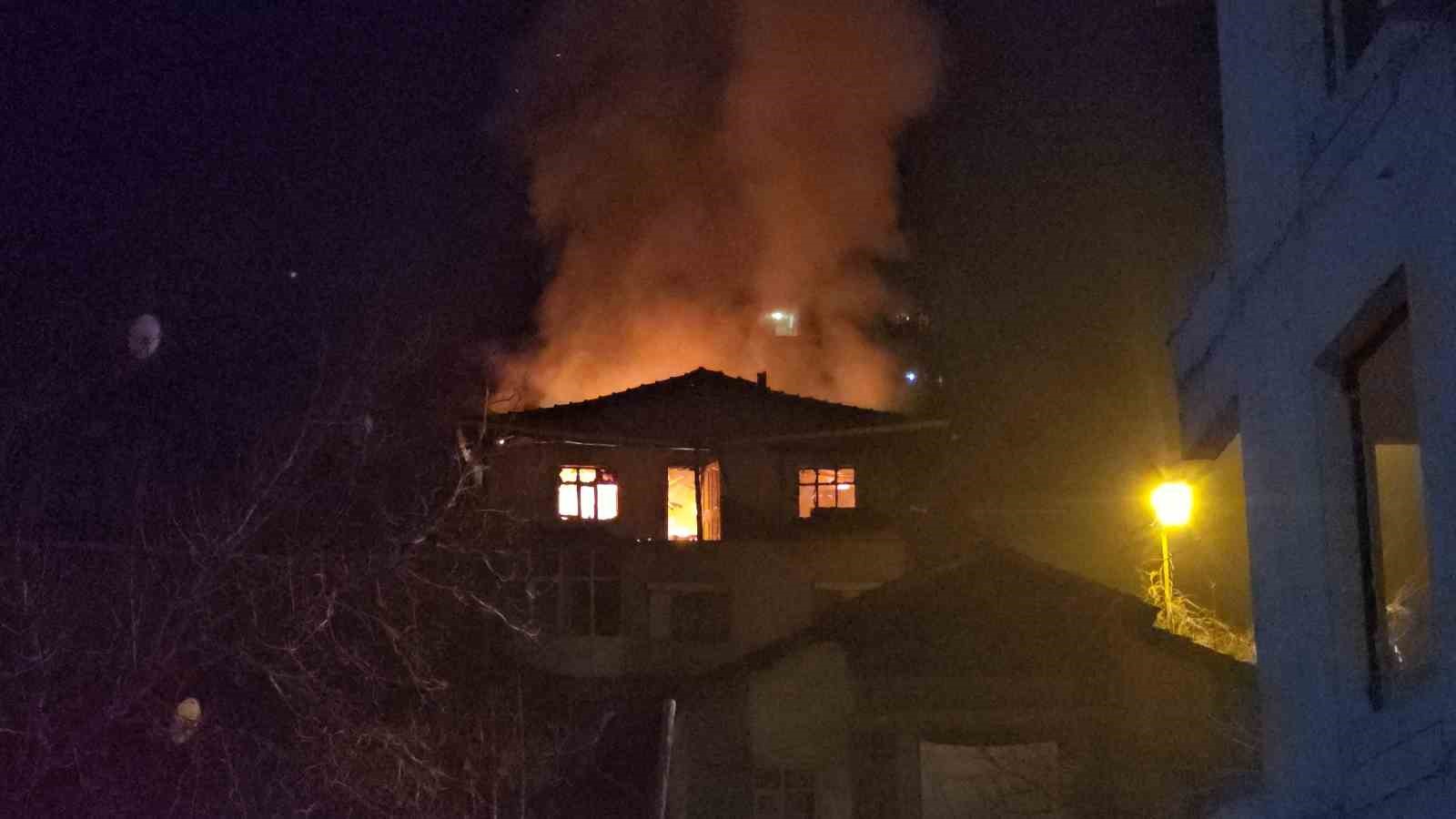 Karabük’te 3 katlı binada yangın: Mahsur kalan yaşlı adam kurtarıldı
