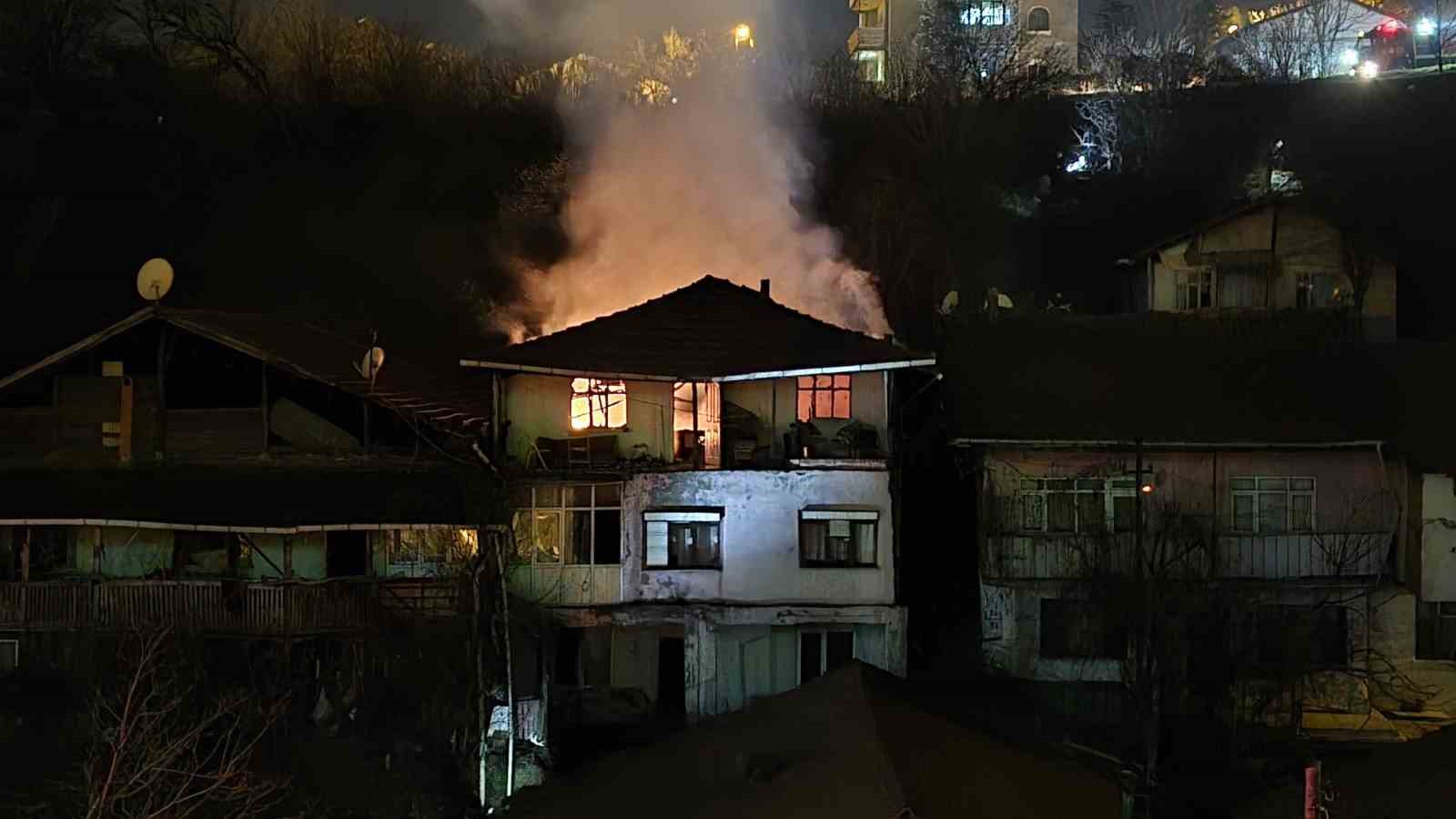 Karabük’te 3 katlı binada yangın: Mahsur kalan yaşlı adam kurtarıldı
