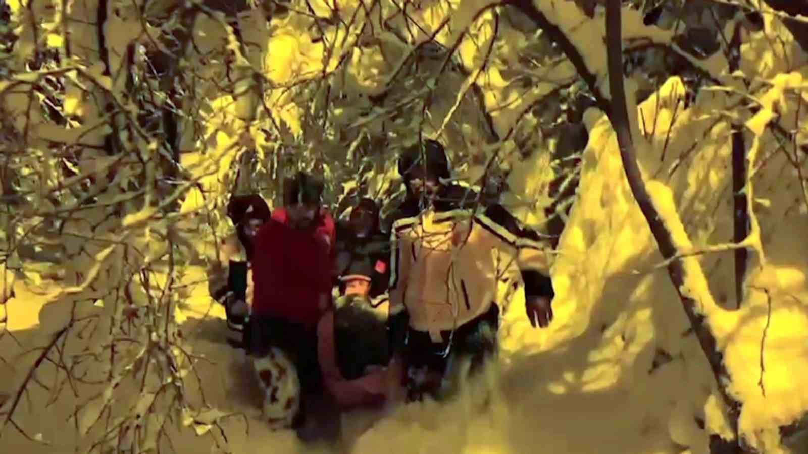 Karabük’te 80 santimetre karı aşıp yaşlı kadını taşıdılar
