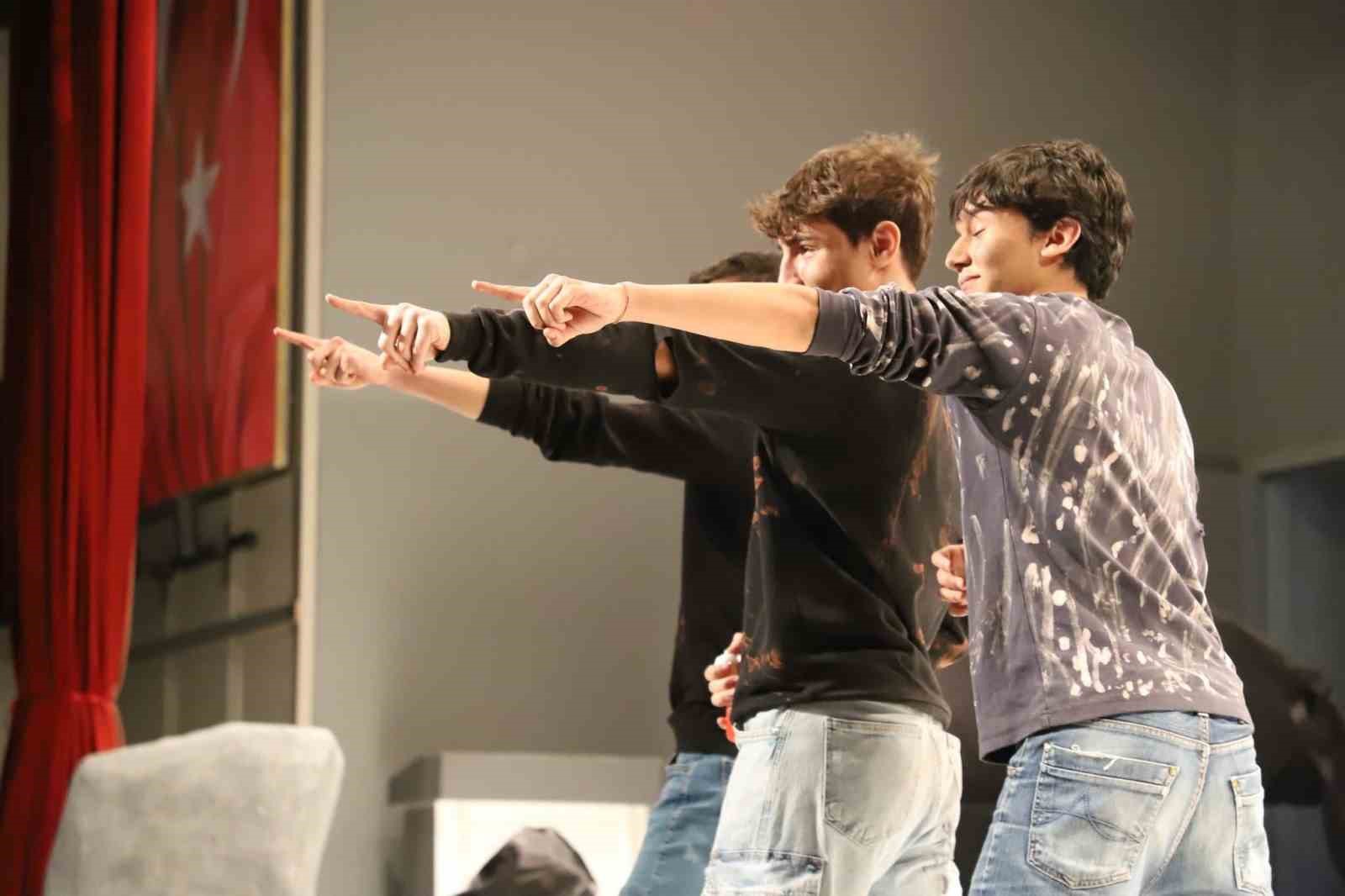 Karabük’te gençler tiyatro sahnesinde yarıştı
