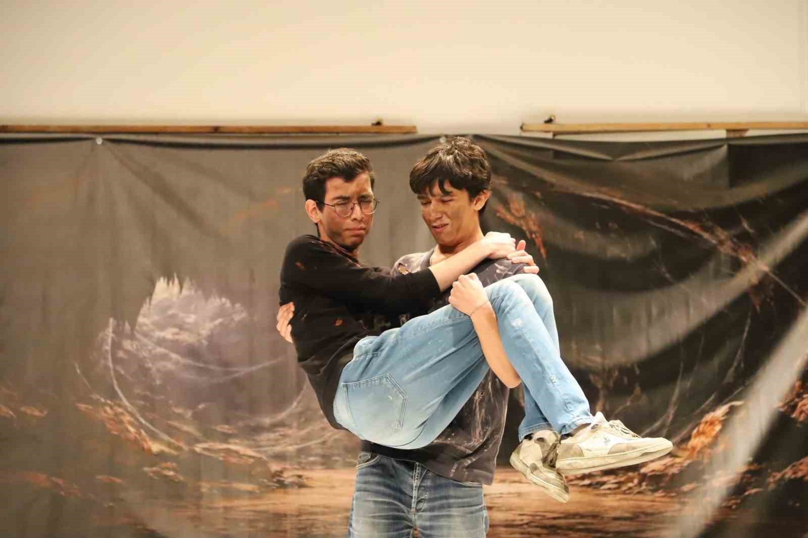 Karabük’te gençler tiyatro sahnesinde yarıştı
