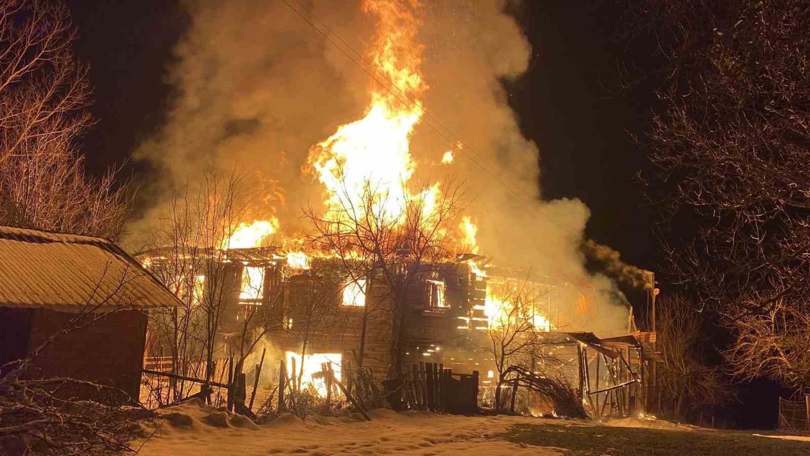 Karabük’te iki katlı ahşap ev küle döndü
