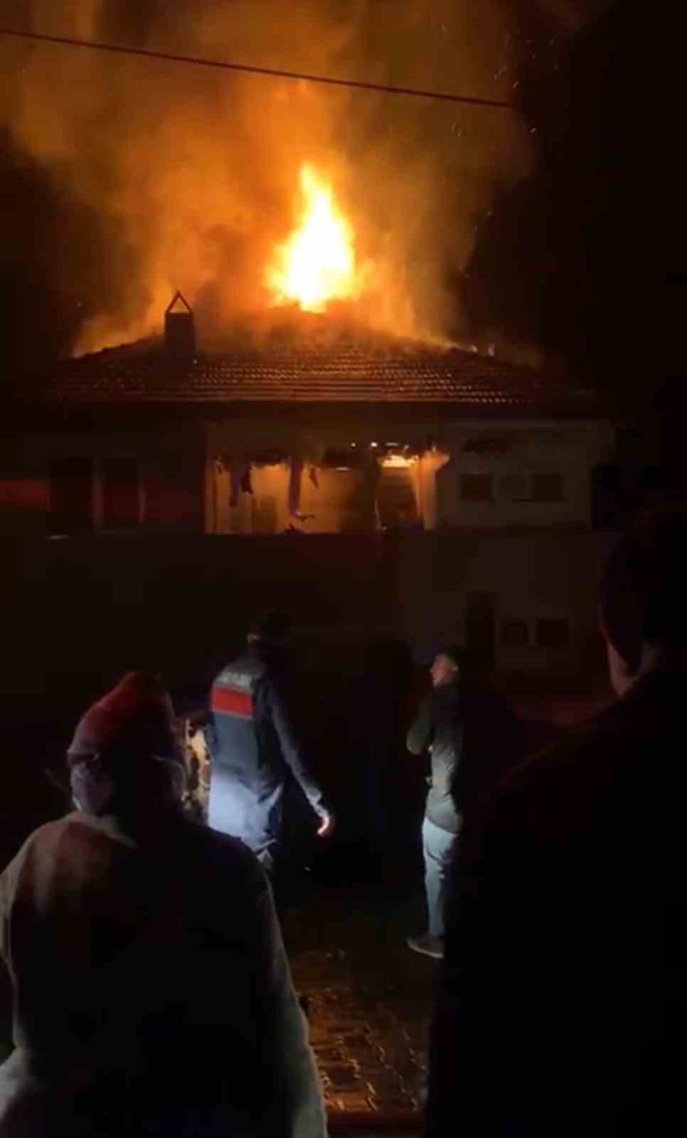 Karabük’te iki katlı evde korkutan yangın
