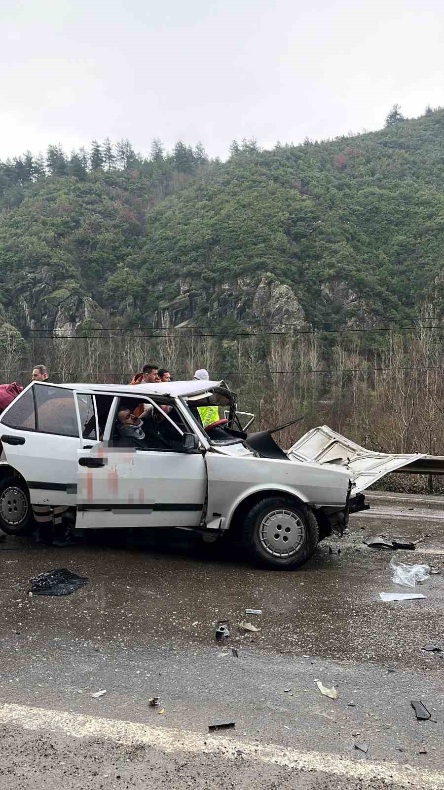 Karabük’te iki otomobil kafa kafaya çarpıştı: 5 yaralı

