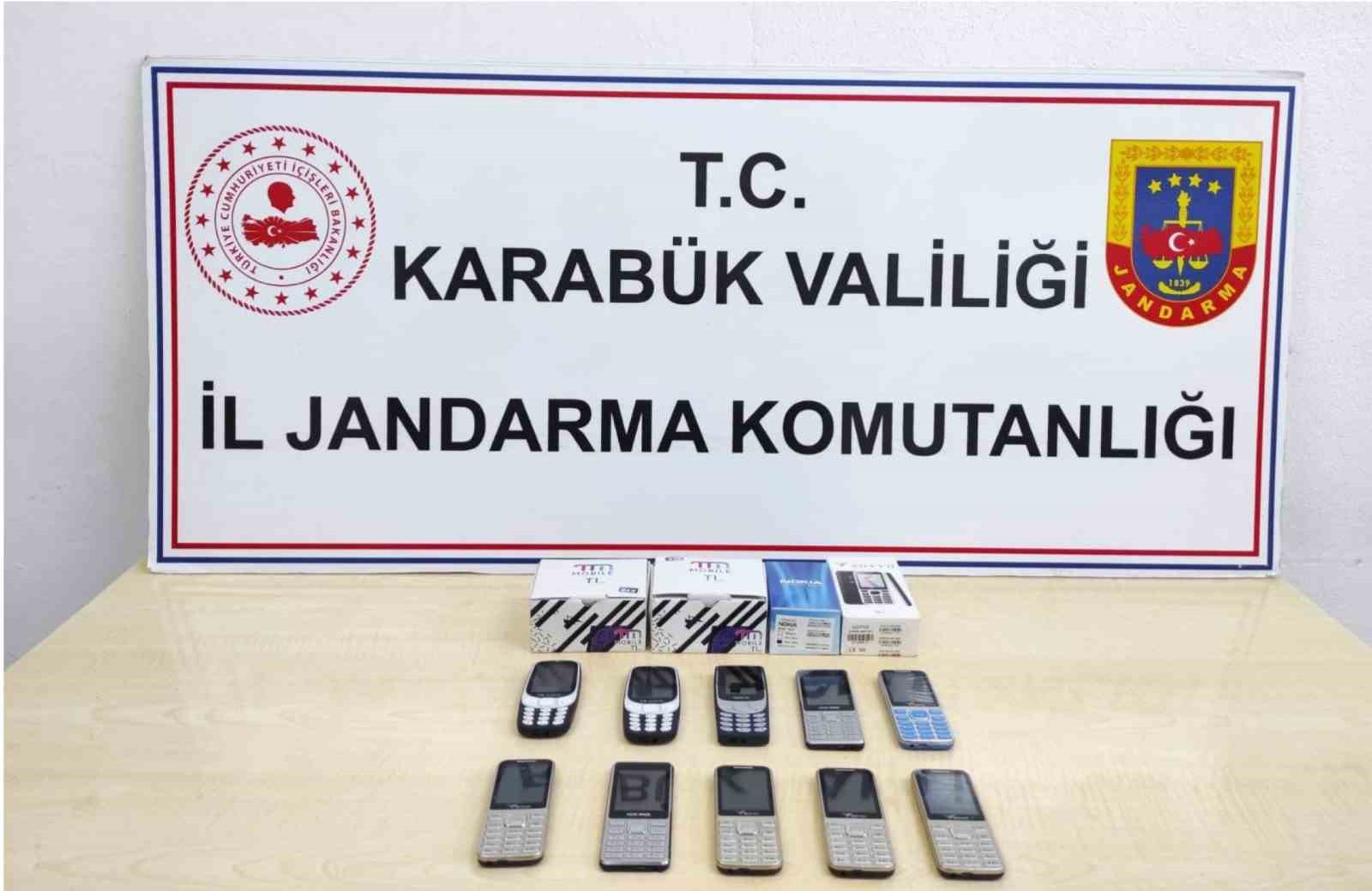 Karabük’te jandarmadan kaçakçılık ve uyuşturucu operasyonu: Silah, uyuşturucu ve kaçak telefon ele geçirildi
