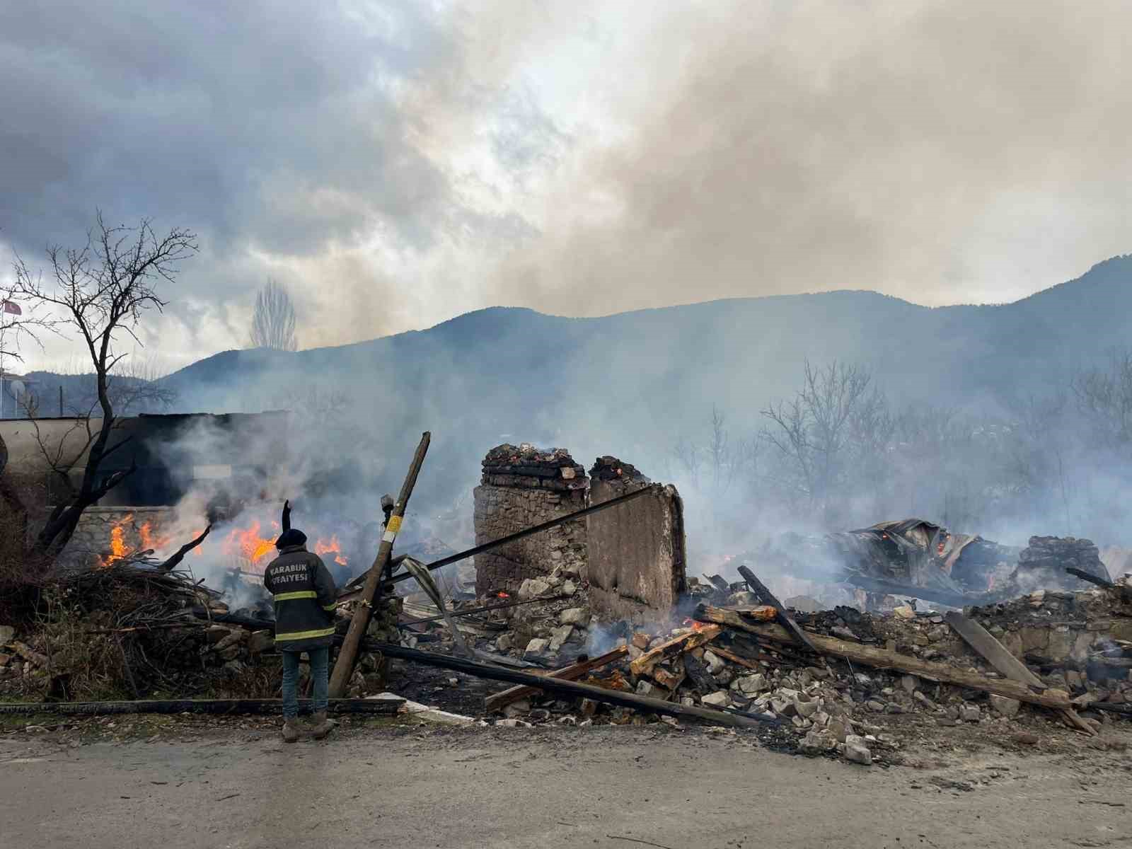 Karabük’te köyde çıkan yangın 4 evi ve bir ahırı küle çevirdi
