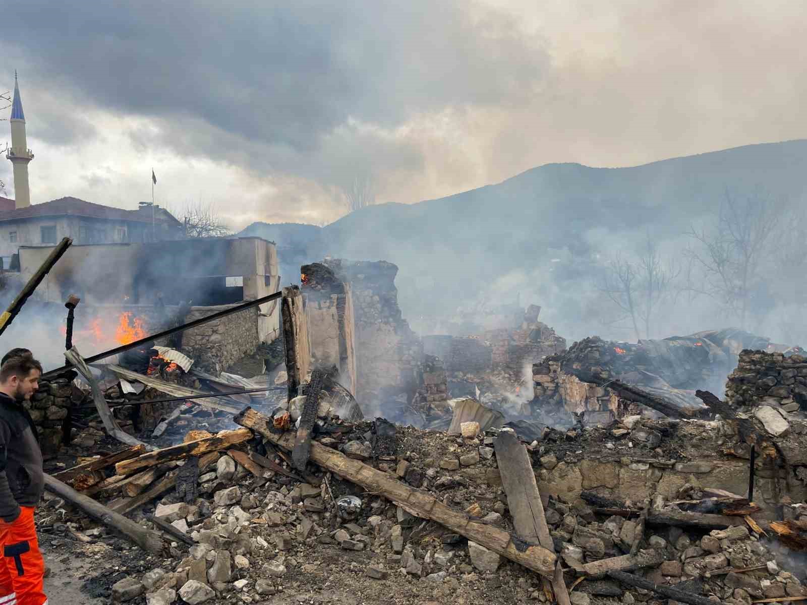 Karabük’te köyde çıkan yangın 4 evi ve bir ahırı küle çevirdi
