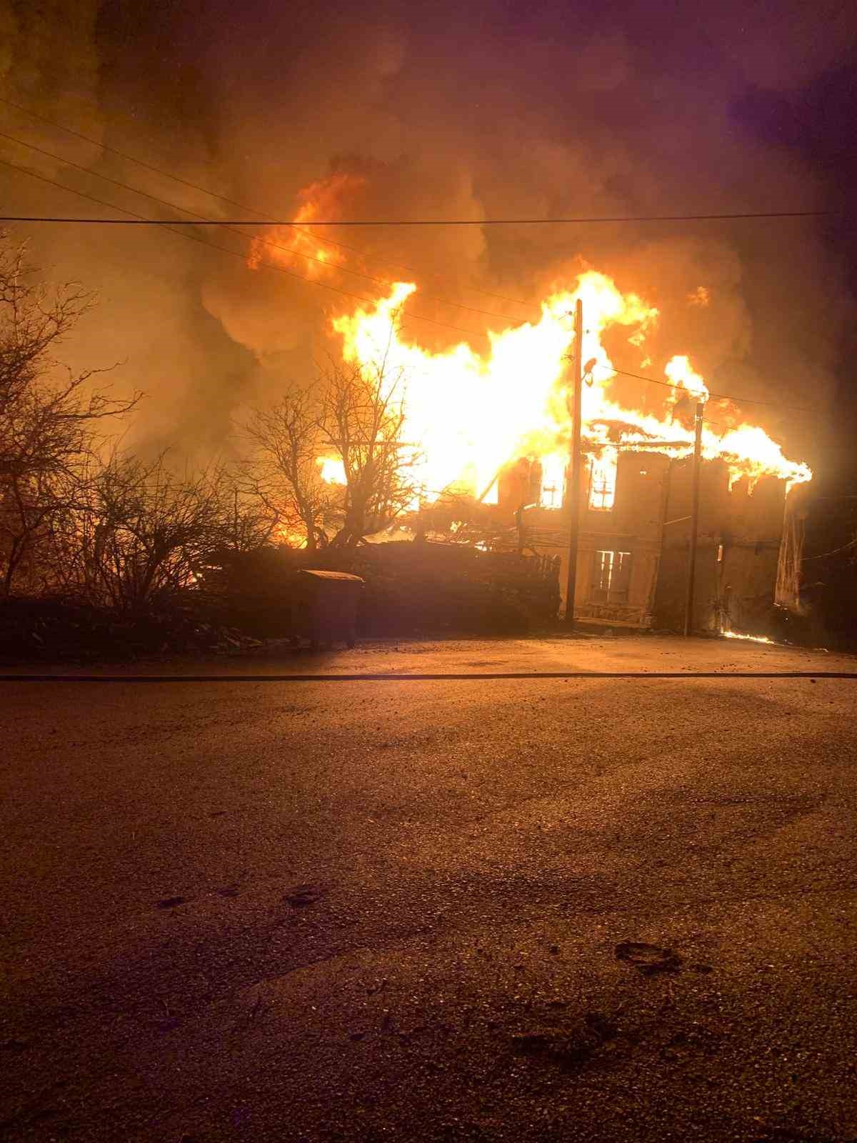 Karabük’te köyde çıkan yangın 4 evi ve bir ahırı küle çevirdi
