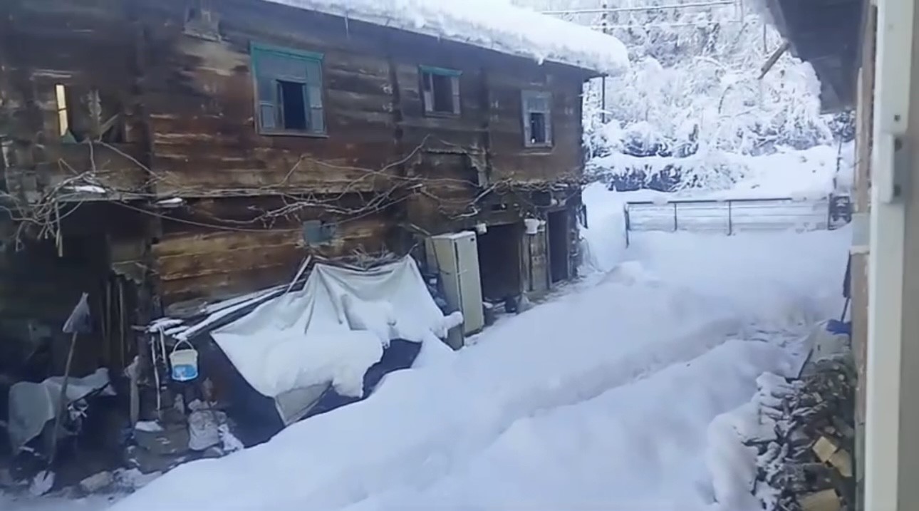 Karabük’te köylerde kar kalınlığı 1.5 metreyi aştı
