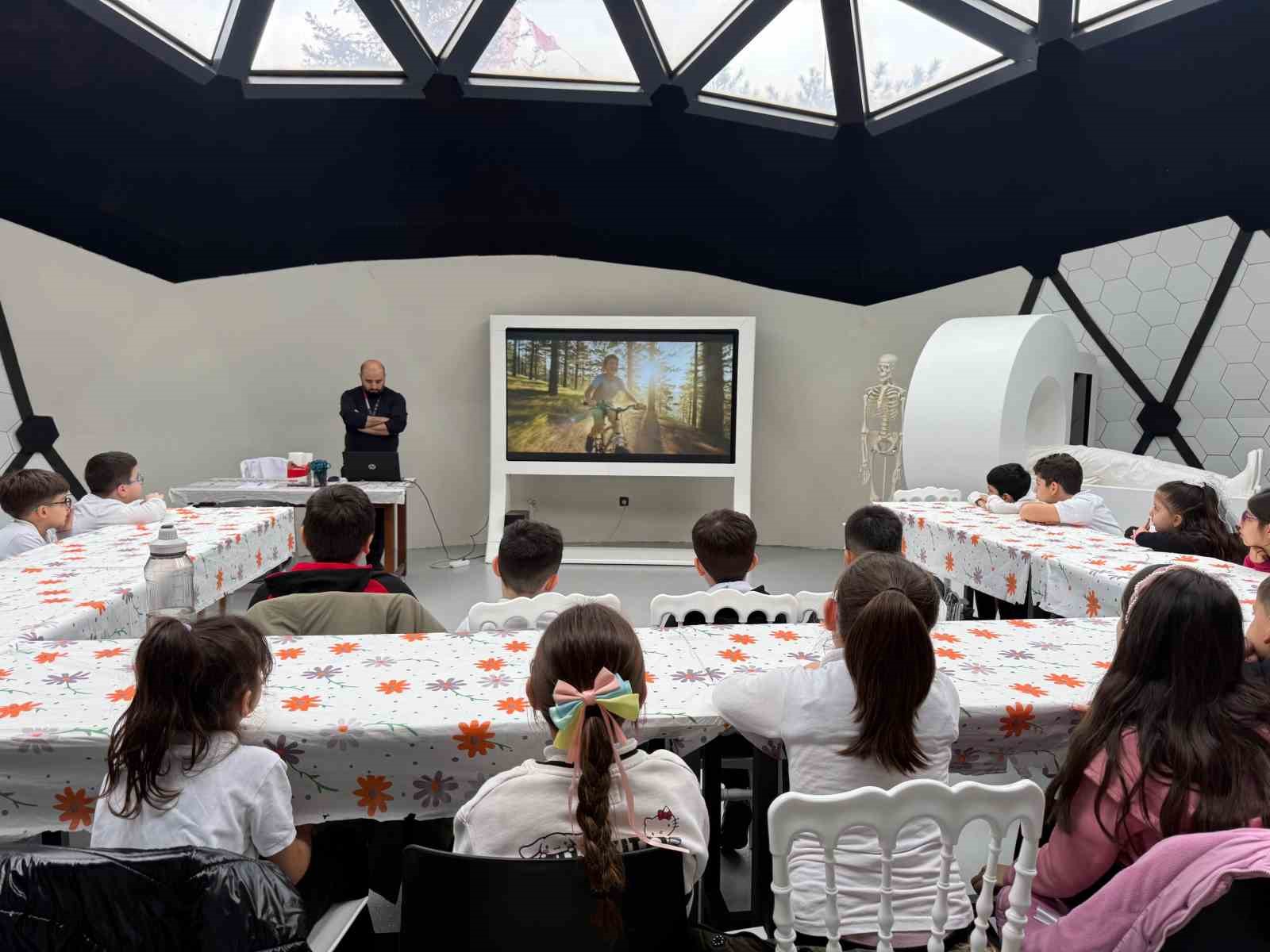 Karabük’te öğrenciler hatıra fidanlarını toprakla buluşturdu
