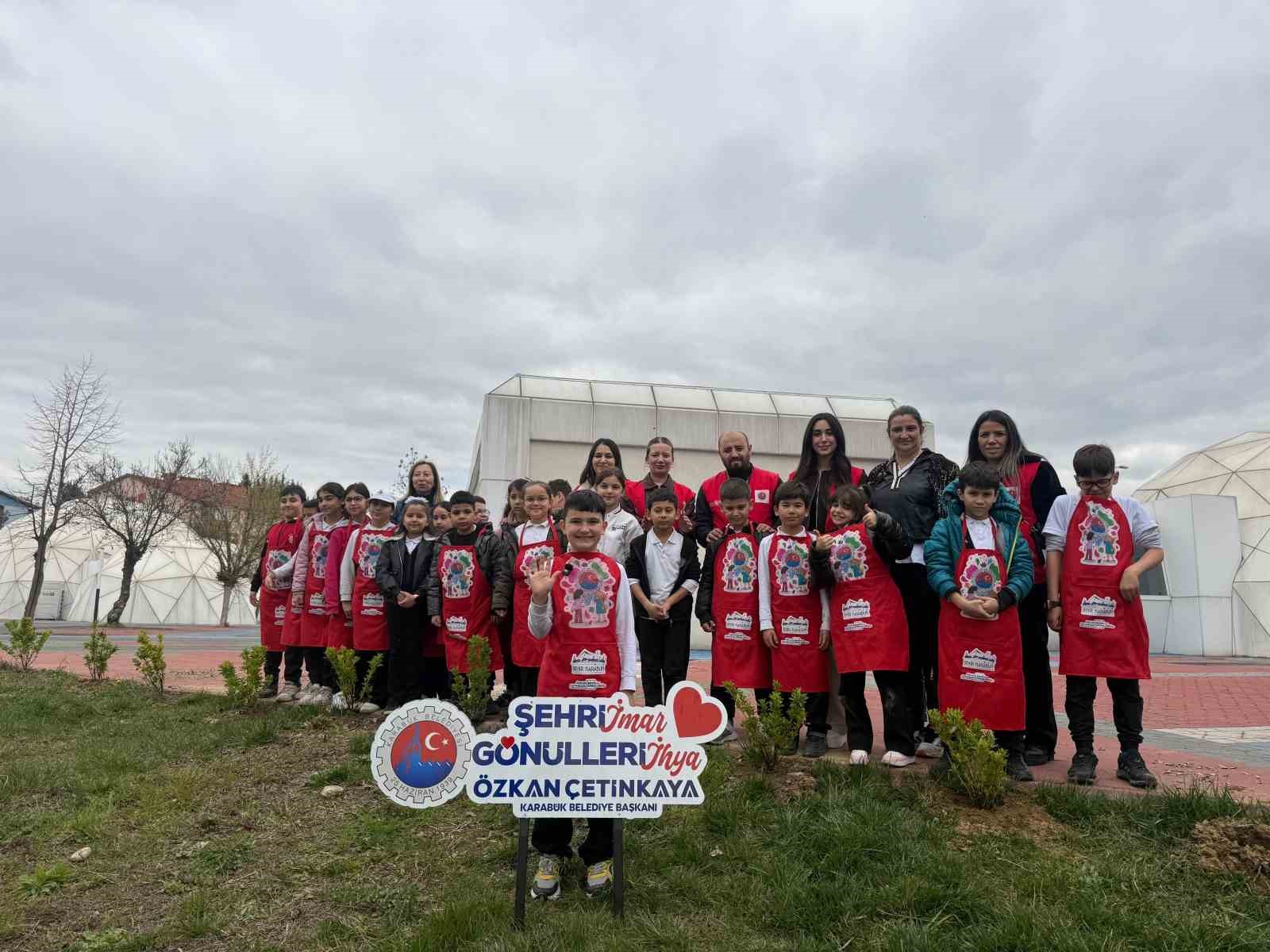 Karabük’te öğrenciler hatıra fidanlarını toprakla buluşturdu
