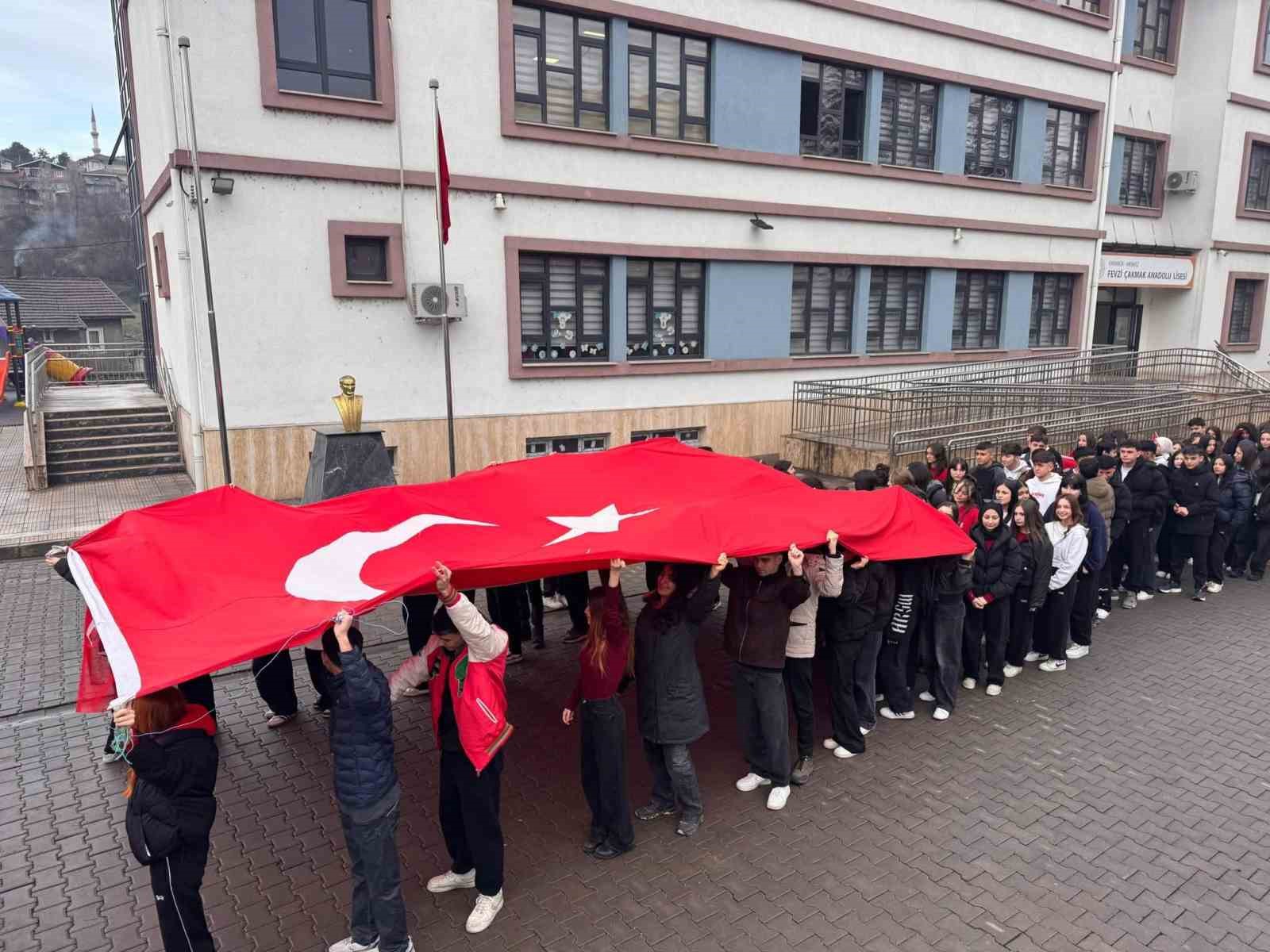 Karabük’te öğrenciler ikinci döneme Türk bayraklarıyla başladı
