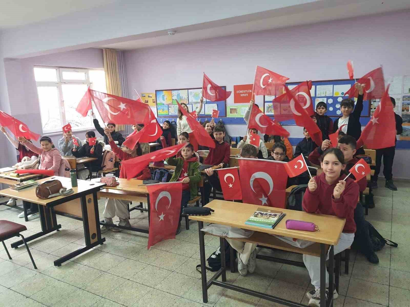 Karabük’te öğrenciler ikinci döneme Türk bayraklarıyla başladı
