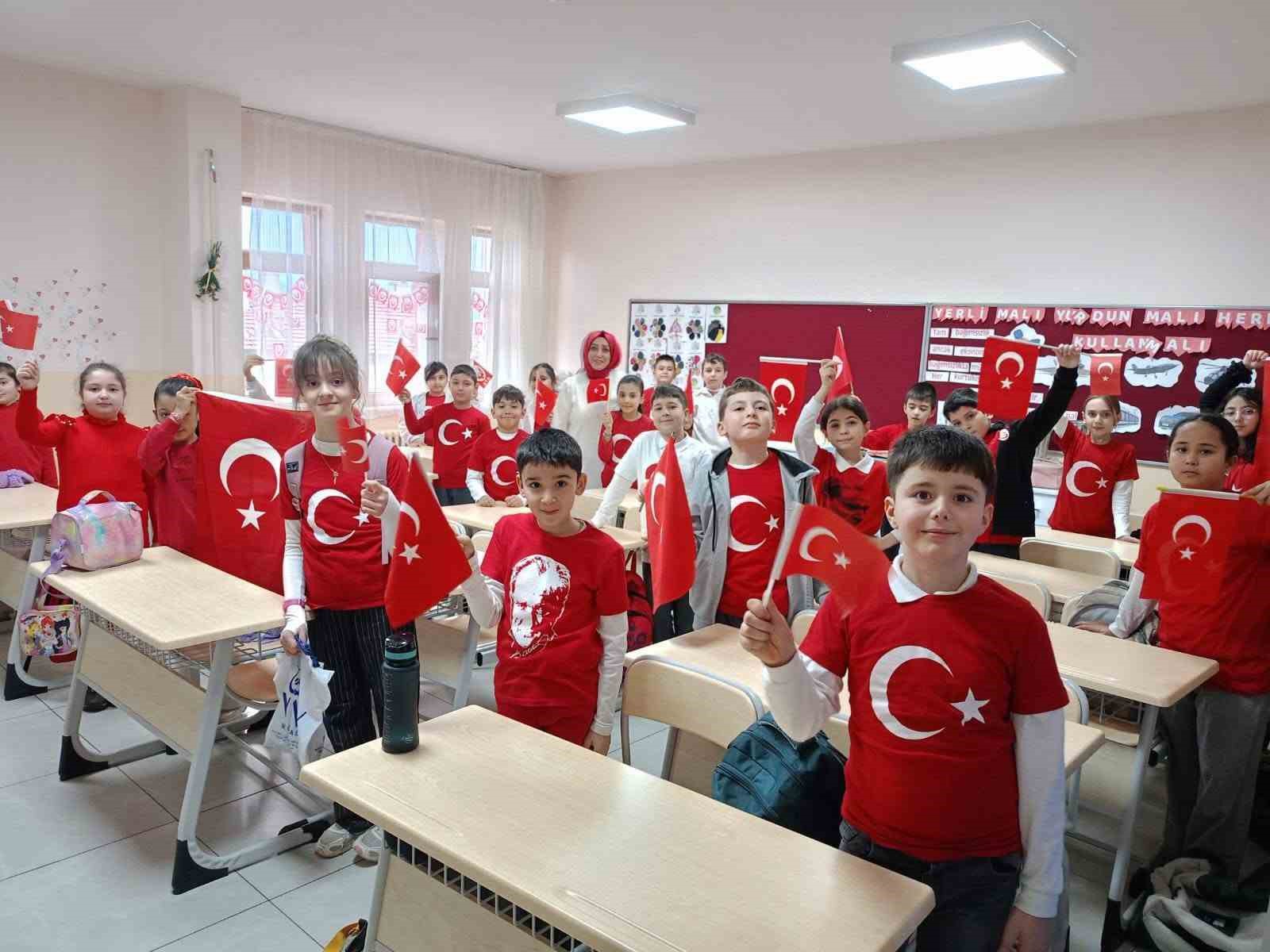 Karabük’te öğrenciler ikinci döneme Türk bayraklarıyla başladı
