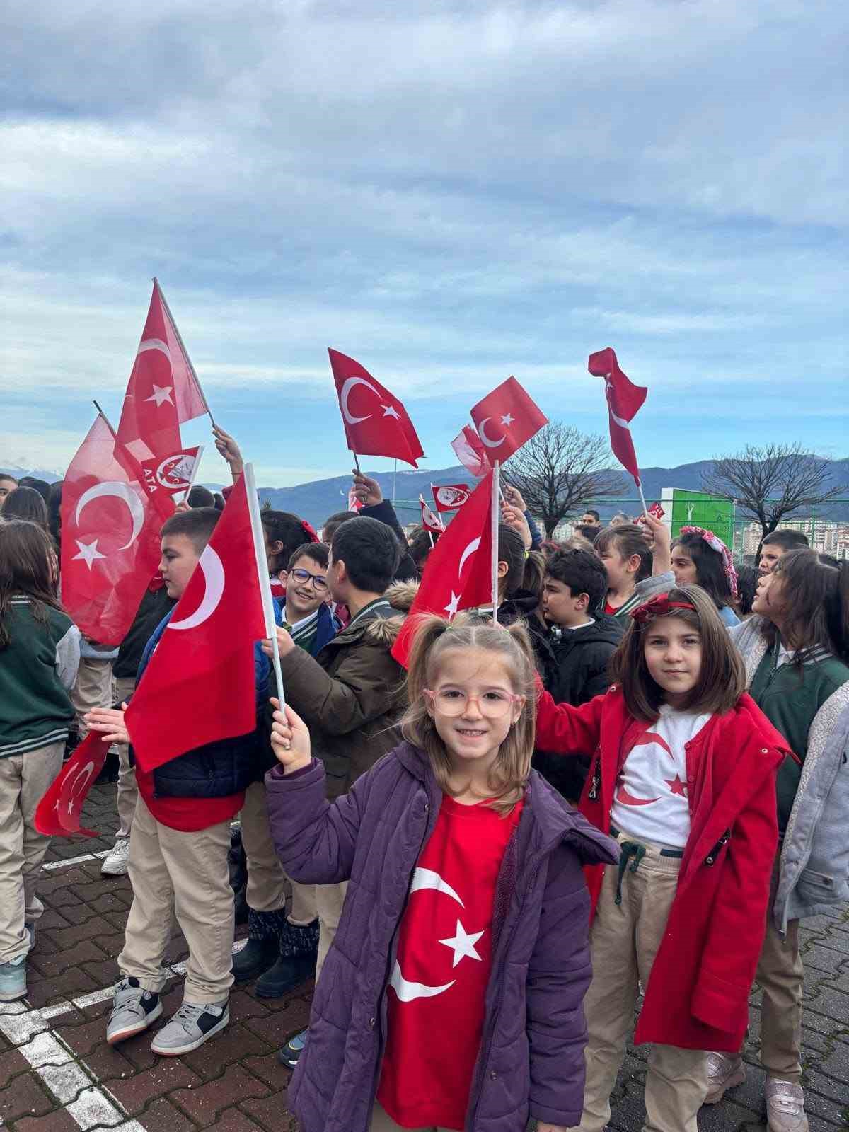 Karabük’te öğrenciler ikinci döneme Türk bayraklarıyla başladı
