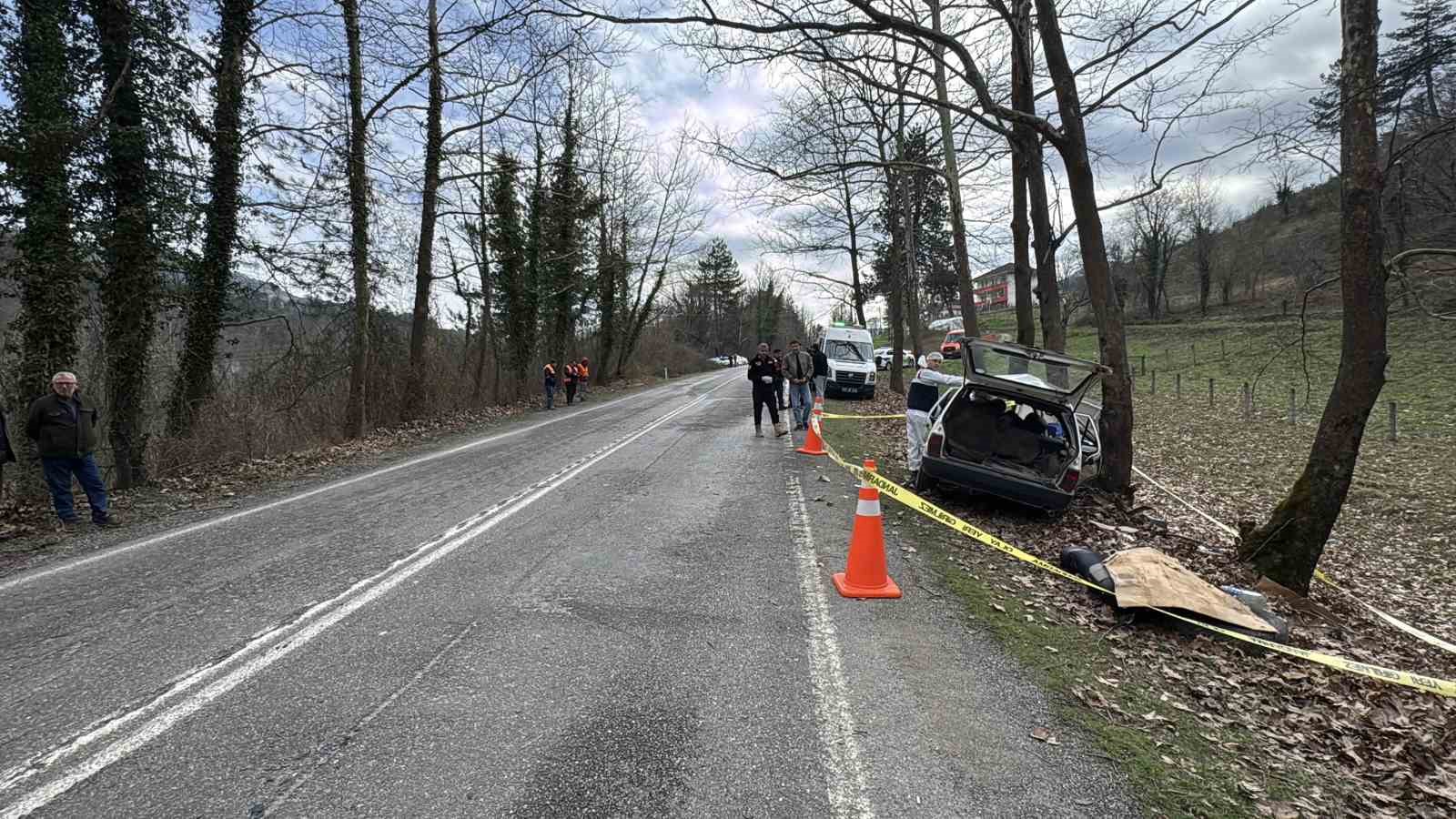 Karabük’te otomobil ağaca çarptı: 1 ölü, 2 yaralı
