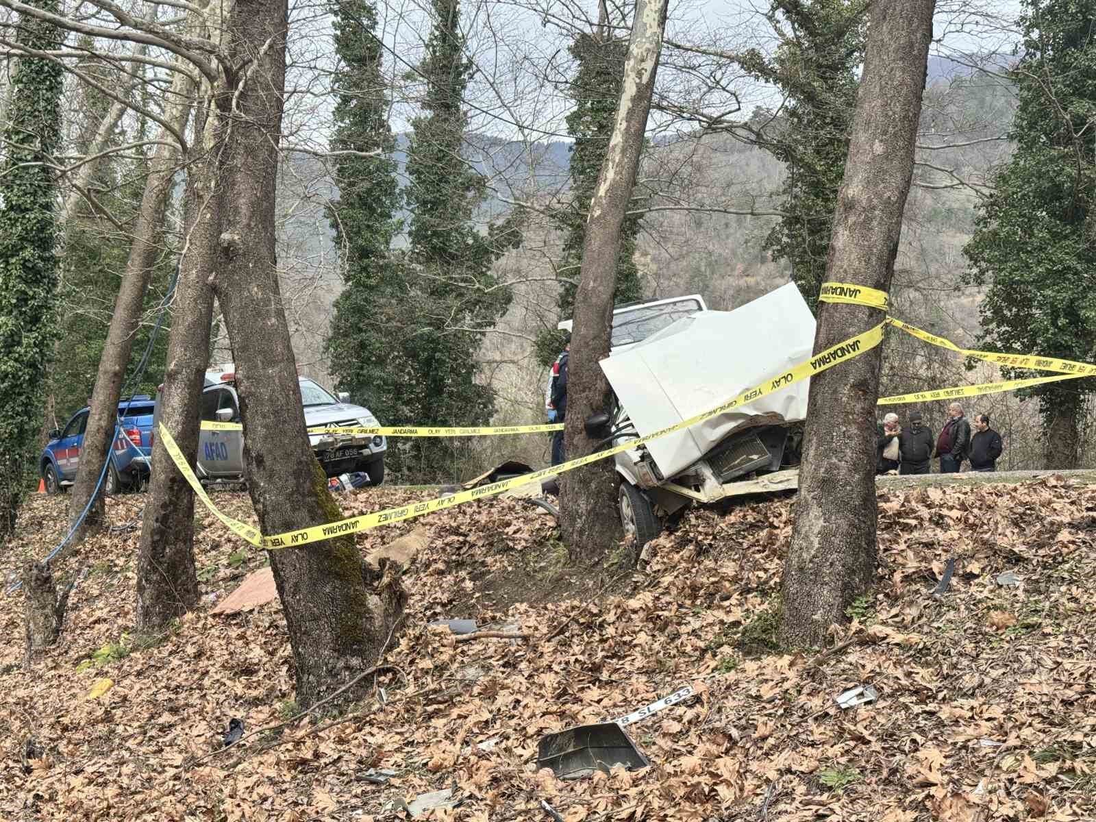Karabük’te otomobil ağaca çarptı: 1 ölü, 2 yaralı
