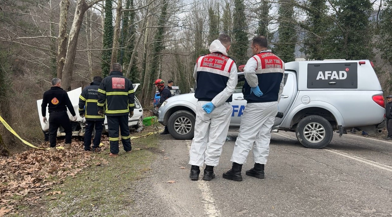 Karabük’te otomobil ağaca çarptı: 1 ölü, 2 yaralı
