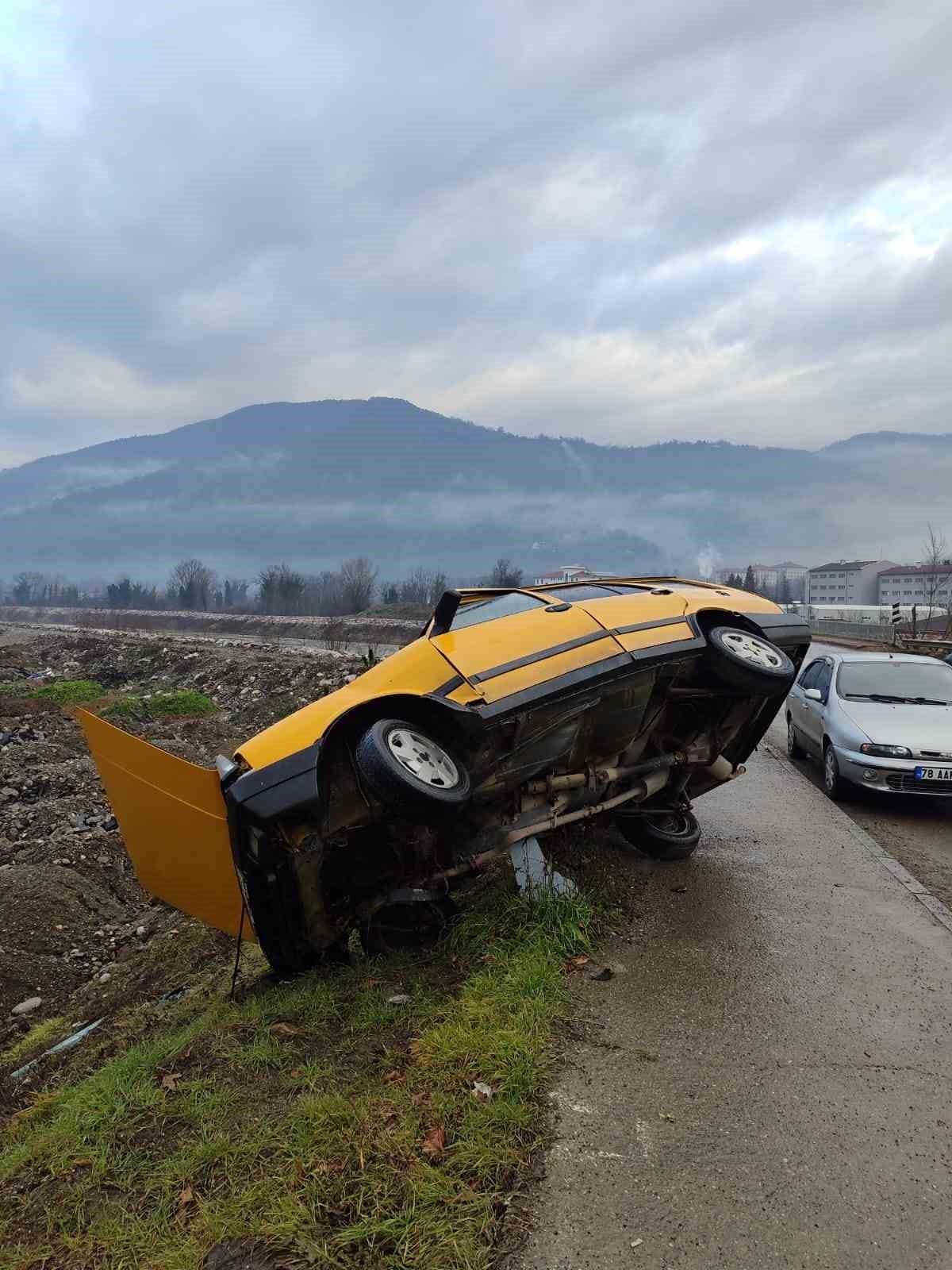 Karabük’te otomobil demir bariyere çarptı: 1 yaralı
