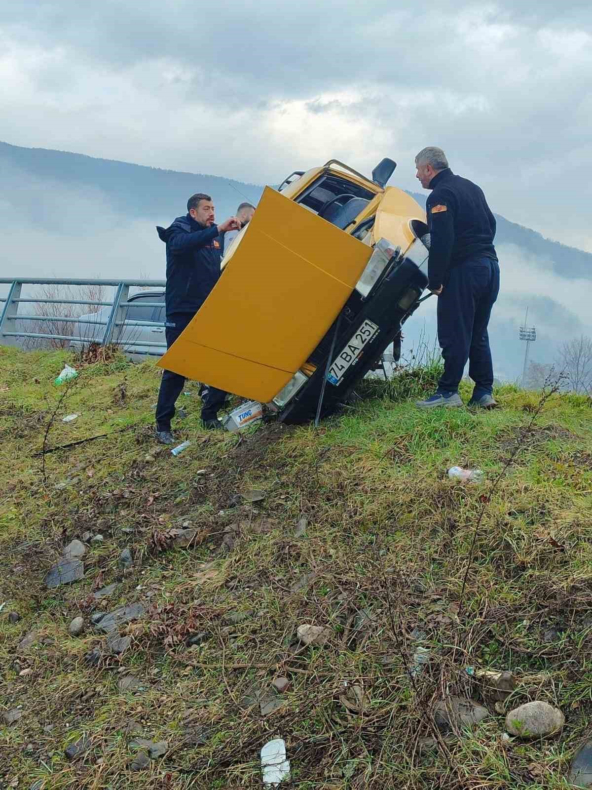Karabük’te otomobil demir bariyere çarptı: 1 yaralı
