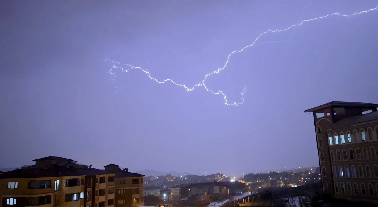 Karabük’te sağanak etkili oldu, şimşekler gökyüzünü aydınlattı
