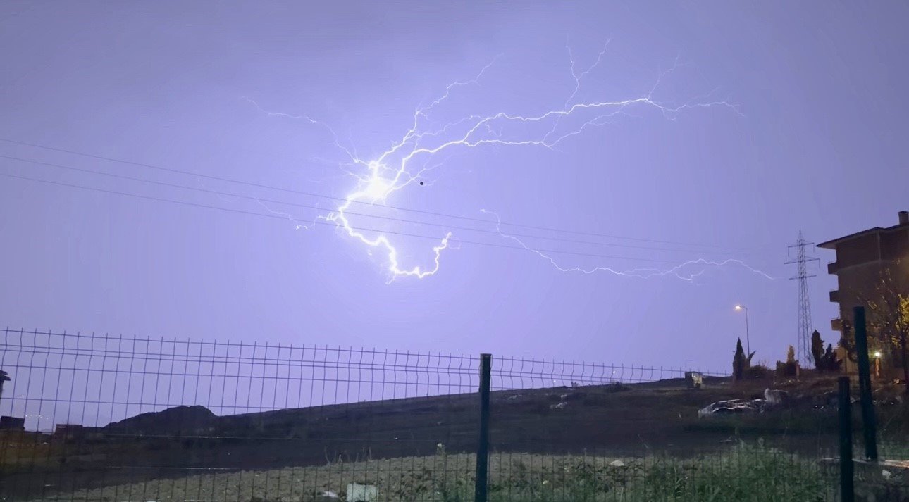 Karabük’te sağanak etkili oldu, şimşekler gökyüzünü aydınlattı
