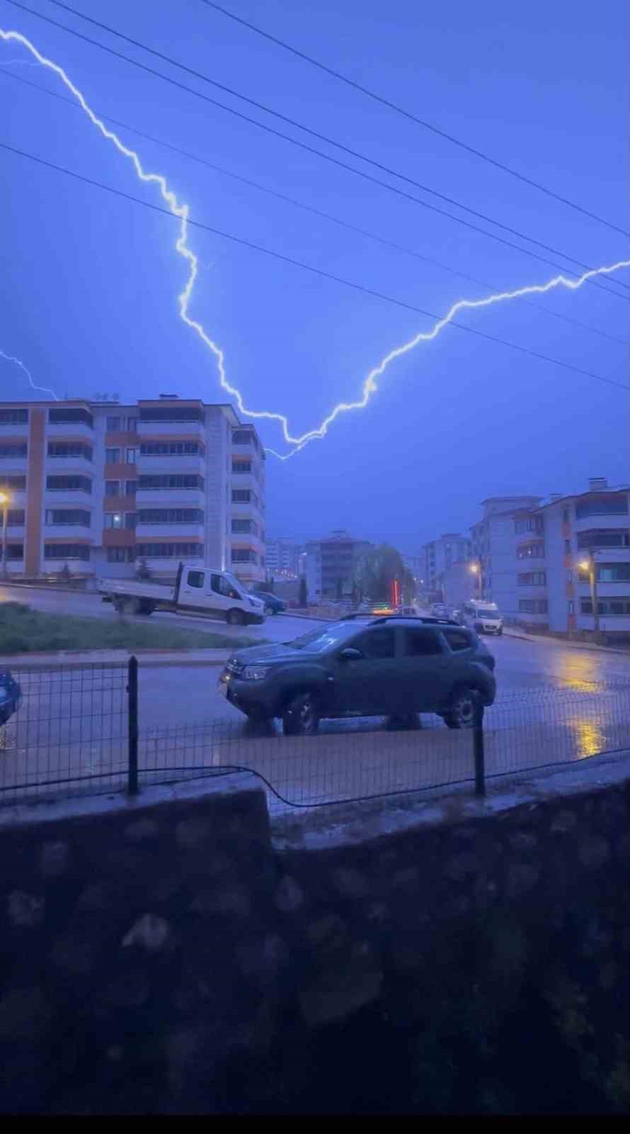 Karabük’te sağanak etkili oldu, şimşekler gökyüzünü aydınlattı

