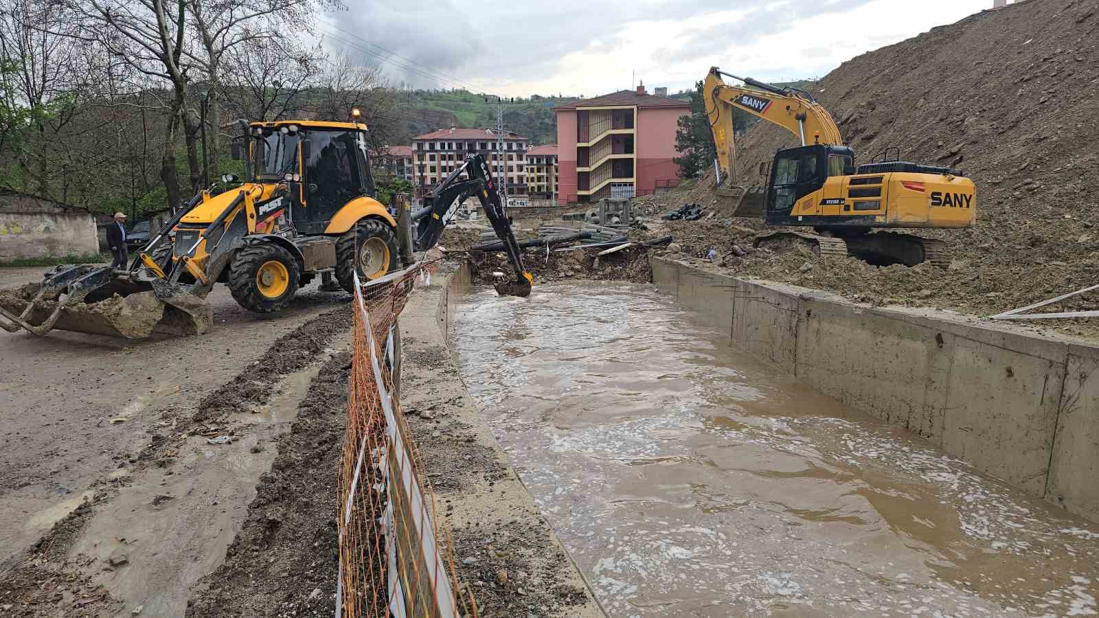 Karabük’te sağanak yağış sonrası dereler taştı

