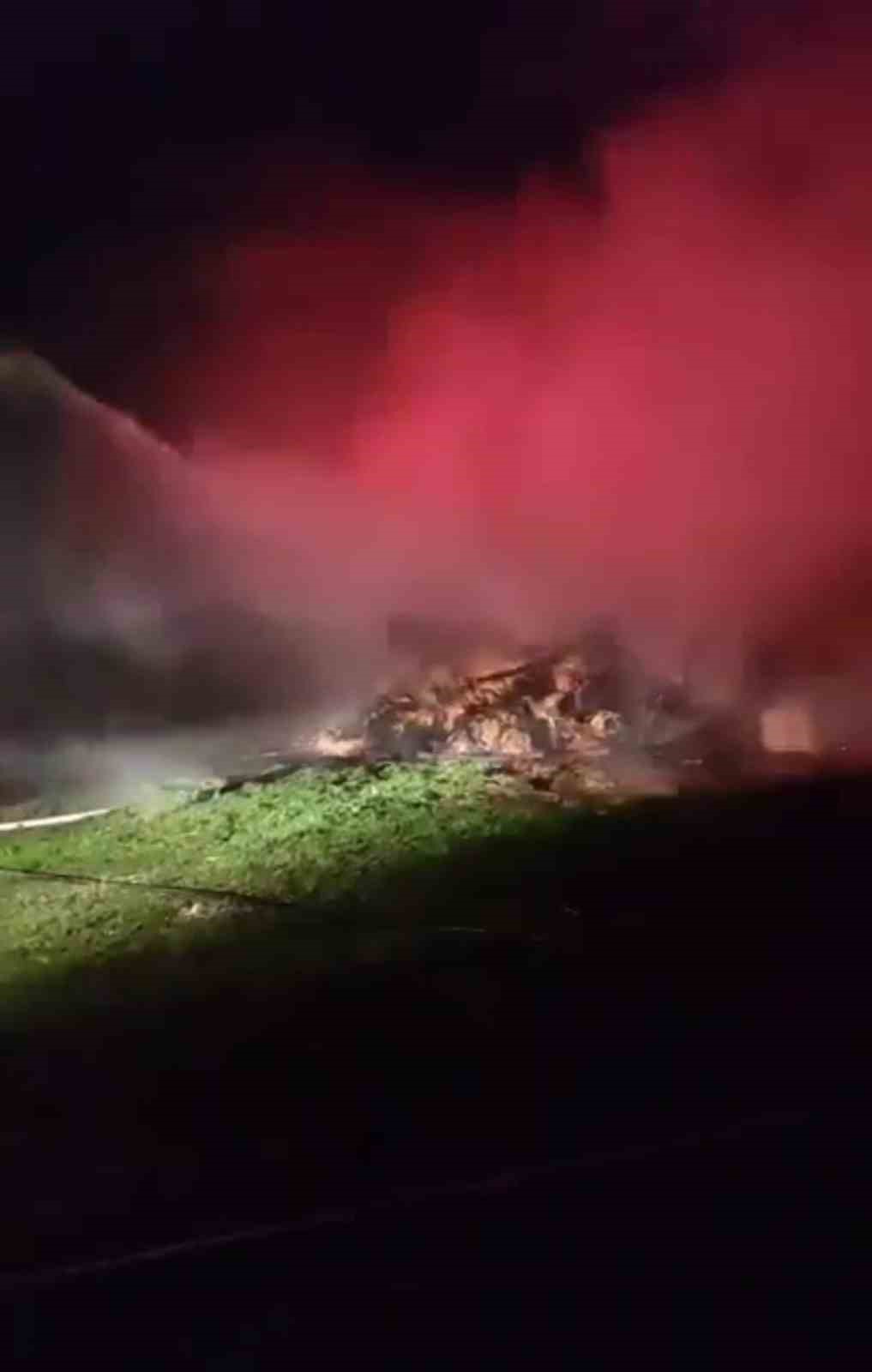 Karabük’te samanlık ve odunluk yangında küle döndü
