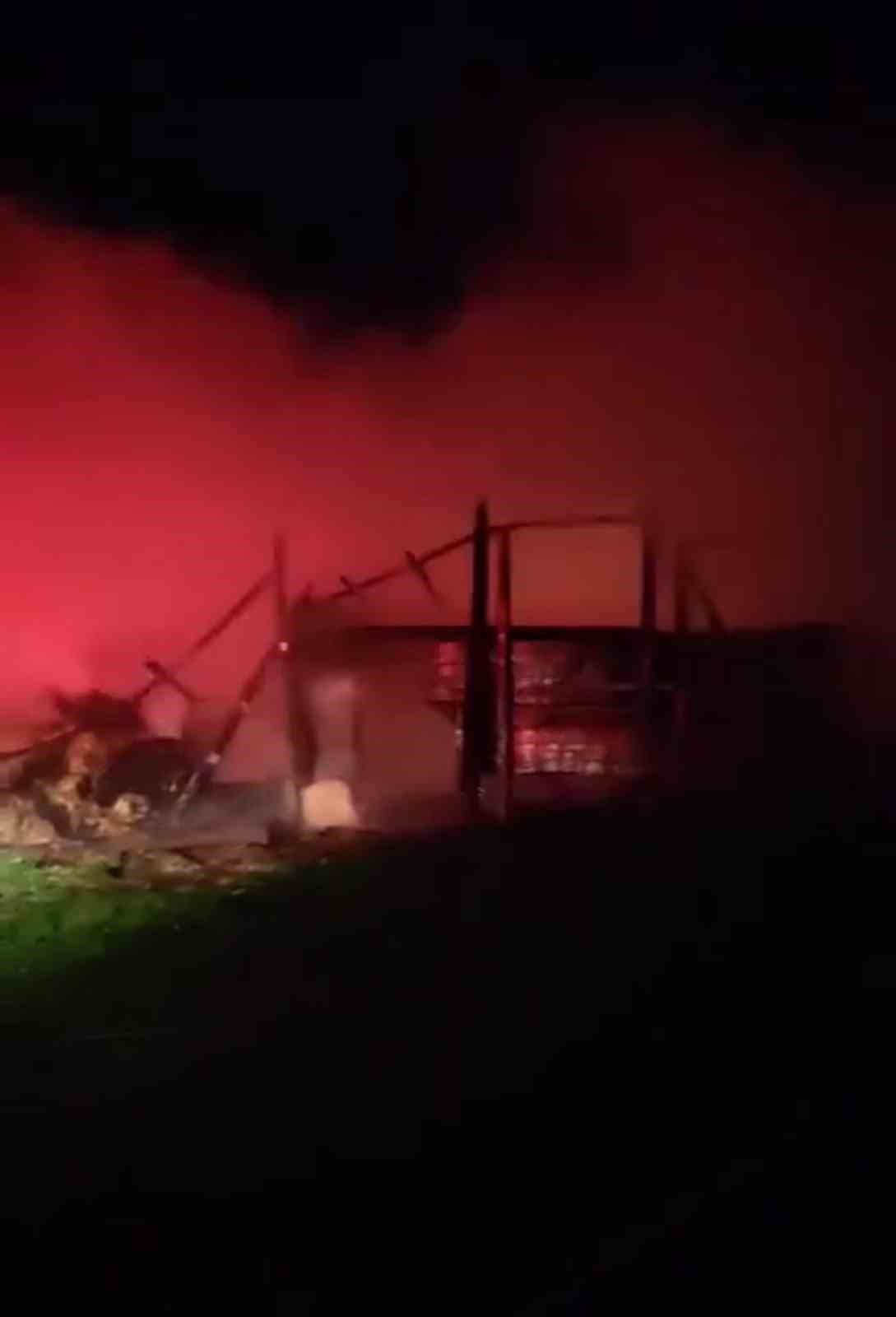 Karabük’te samanlık ve odunluk yangında küle döndü
